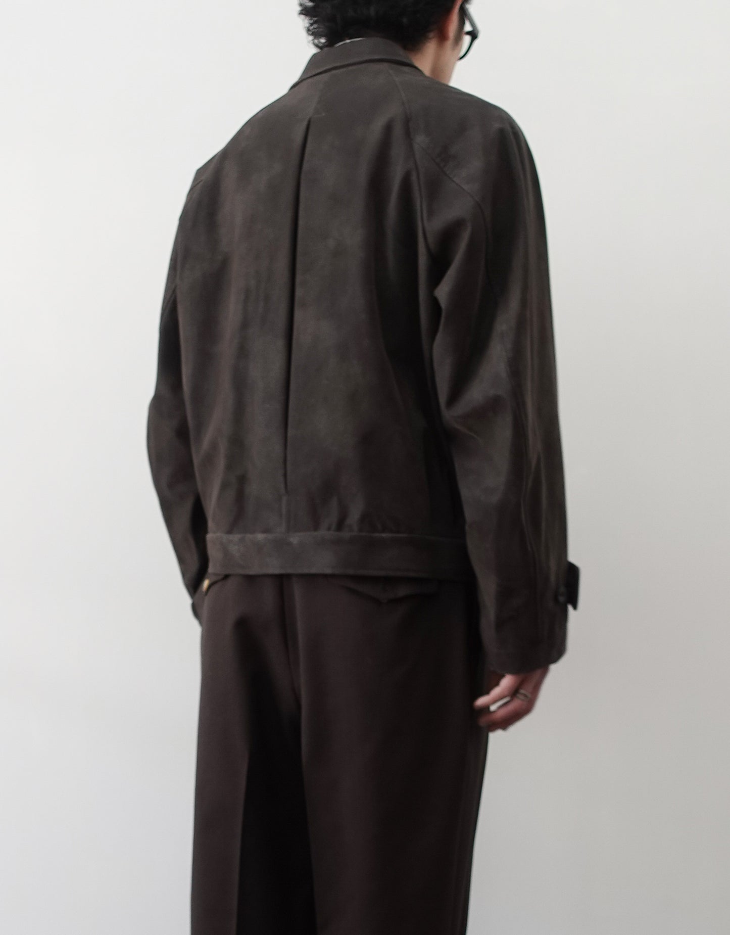 NEZU YO-HINTEN(根津洋品店) ショートジャケット シンセティックレザー  スエード グレー コートをブルゾン仕様にしたデザイン 通販 184cm着用イメージ 背面 セレクトショップ VOUILLON