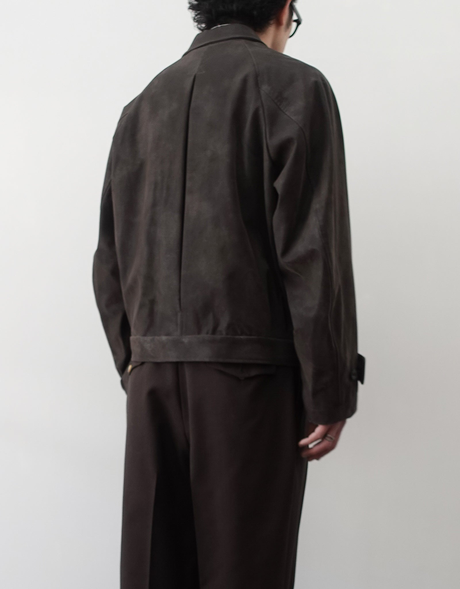 NEZU YO-HINTEN(根津洋品店) ショートジャケット シンセティックレザー  スエード グレー コートをブルゾン仕様にしたデザイン 通販 184cm着用イメージ 背面 セレクトショップ VOUILLON