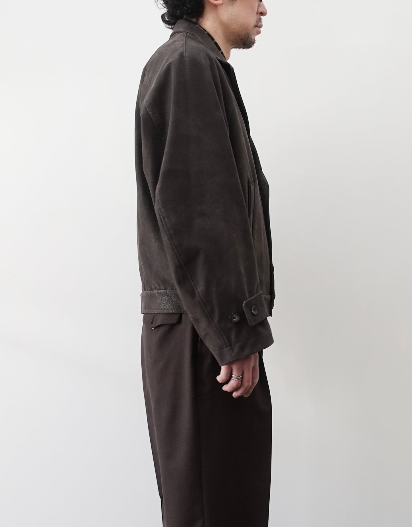 NEZU YO-HINTEN(根津洋品店) ショートジャケット シンセティックレザー  スエード グレー コートをブルゾン仕様にしたデザイン 通販 184cm着用イメージ 左向き セレクトショップ VOUILLON