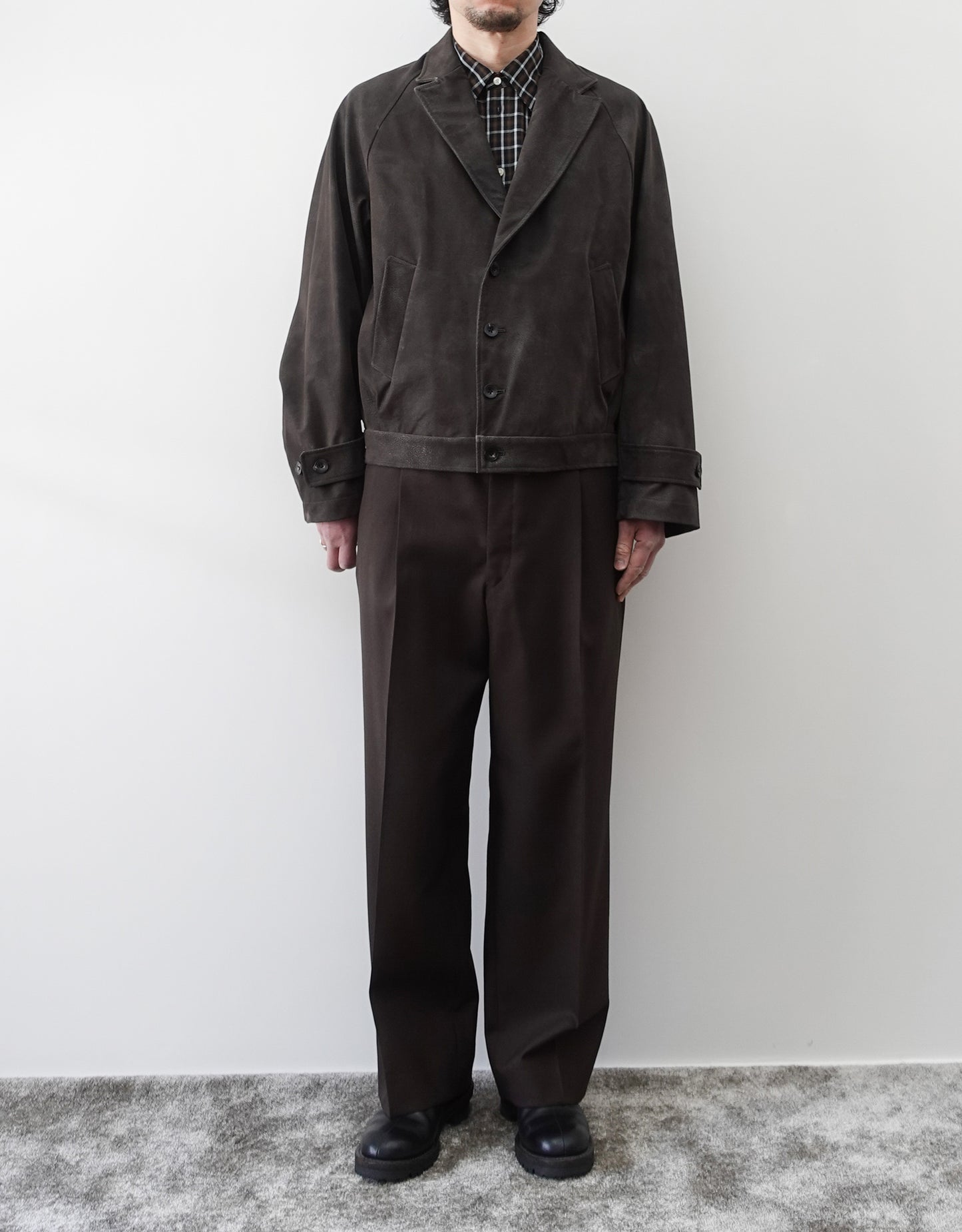 NEZU YO-HINTEN(根津洋品店) ショートジャケット シンセティックレザー  スエード グレー コートをブルゾン仕様にしたデザイン 通販 184cm着用イメージ スタイリング チェックシャツ スラックス セレクトショップ VOUILLON