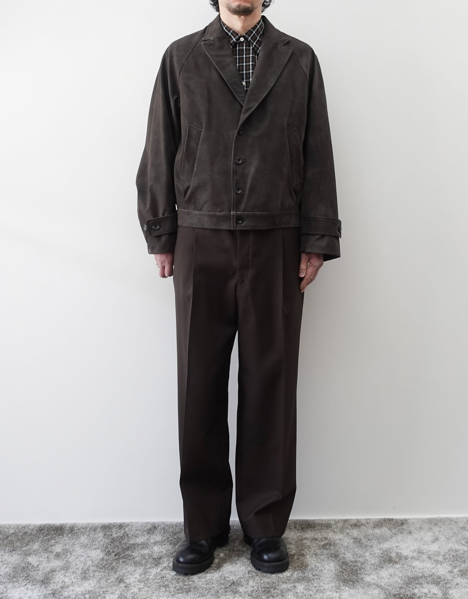 NEZU YO-HINTEN(根津洋品店) ショートジャケット シンセティックレザー  スエード グレー コートをブルゾン仕様にしたデザイン 通販 184cm着用イメージ スタイリング チェックシャツ スラックス セレクトショップ VOUILLON