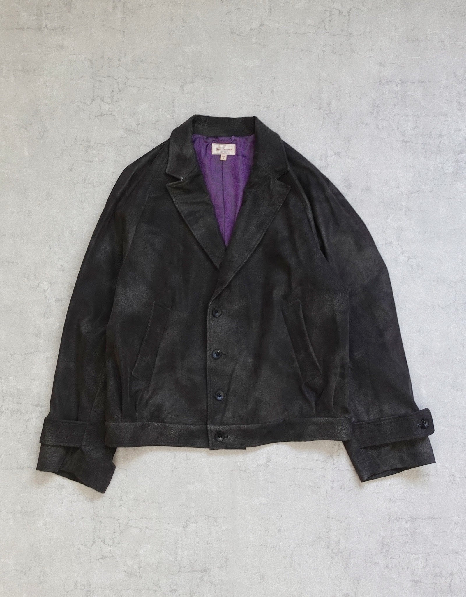 NEZU YO-HINTEN(根津洋品店) ショートジャケット シンセティックレザー  スエード グレー コートをブルゾン仕様にしたデザイン 通販 184cm着用イメージ 物撮 正面 セレクトショップ VOUILLON