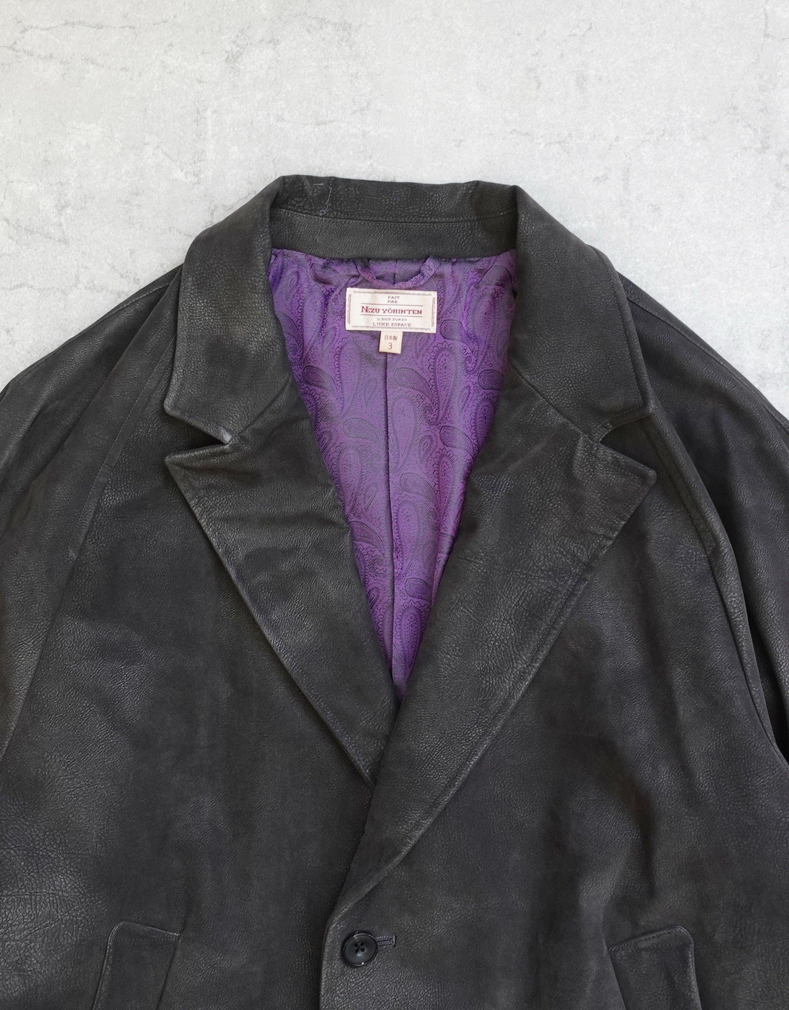 NEZU YO-HINTEN(根津洋品店) ショートジャケット シンセティックレザー  スエード グレー コートをブルゾン仕様にしたデザイン 通販 184cm着用イメージ 物撮り 襟 セレクトショップ VOUILLON