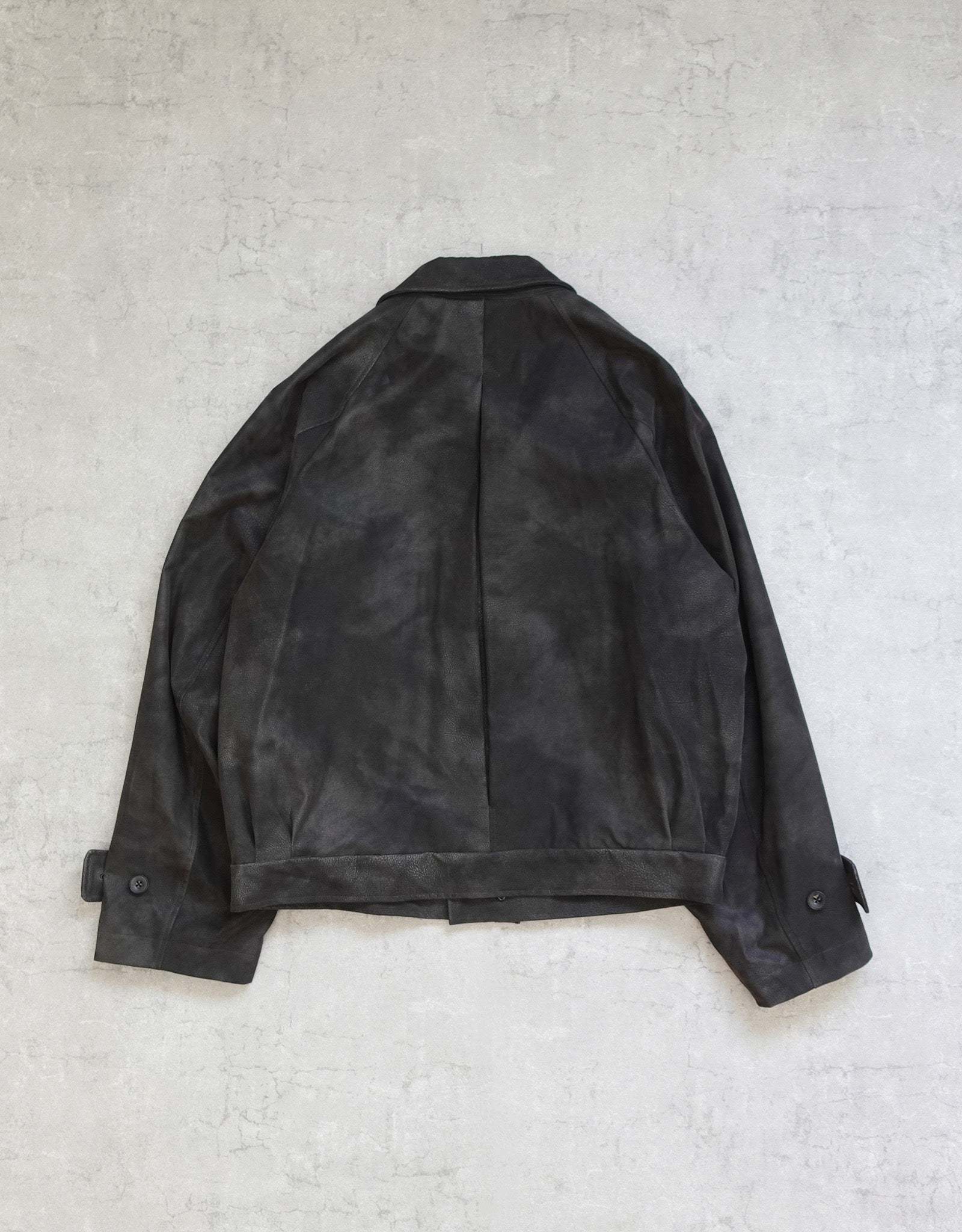 NEZU YO-HINTEN(根津洋品店) ショートジャケット シンセティックレザー  スエード グレー コートをブルゾン仕様にしたデザイン 通販 184cm着用イメージ 物撮り 背面 セレクトショップ VOUILLON