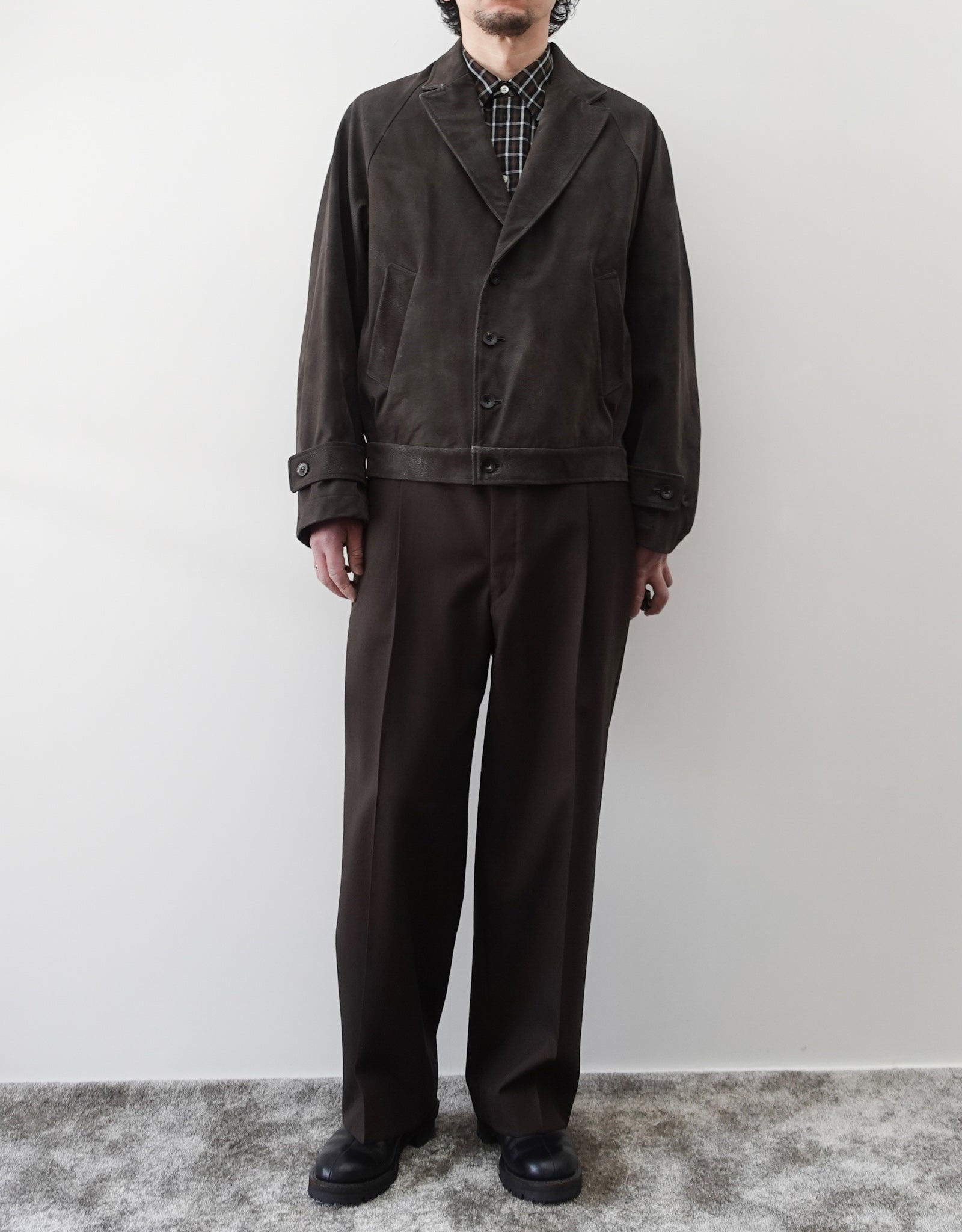 NEZU YO-HINTEN(根津洋品店) ショートジャケット シンセティックレザー  スエード グレー コートをブルゾン仕様にしたデザイン 通販 184cm着用イメージ 正面 全身 セレクトショップ VOUILLON