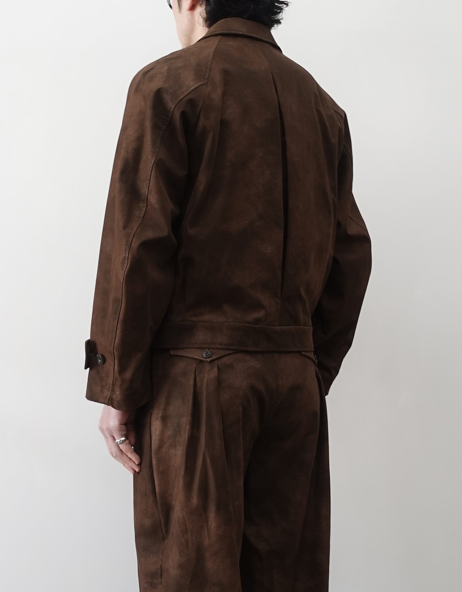 NEZU YO-HINTEN(根津洋品店) ショートジャケット シンセティックレザー  スエード ブラウン コートをブルゾン仕様にしたデザイン 通販 184cm着用イメージ 右斜め後向き セレクトショップ VOUILLON