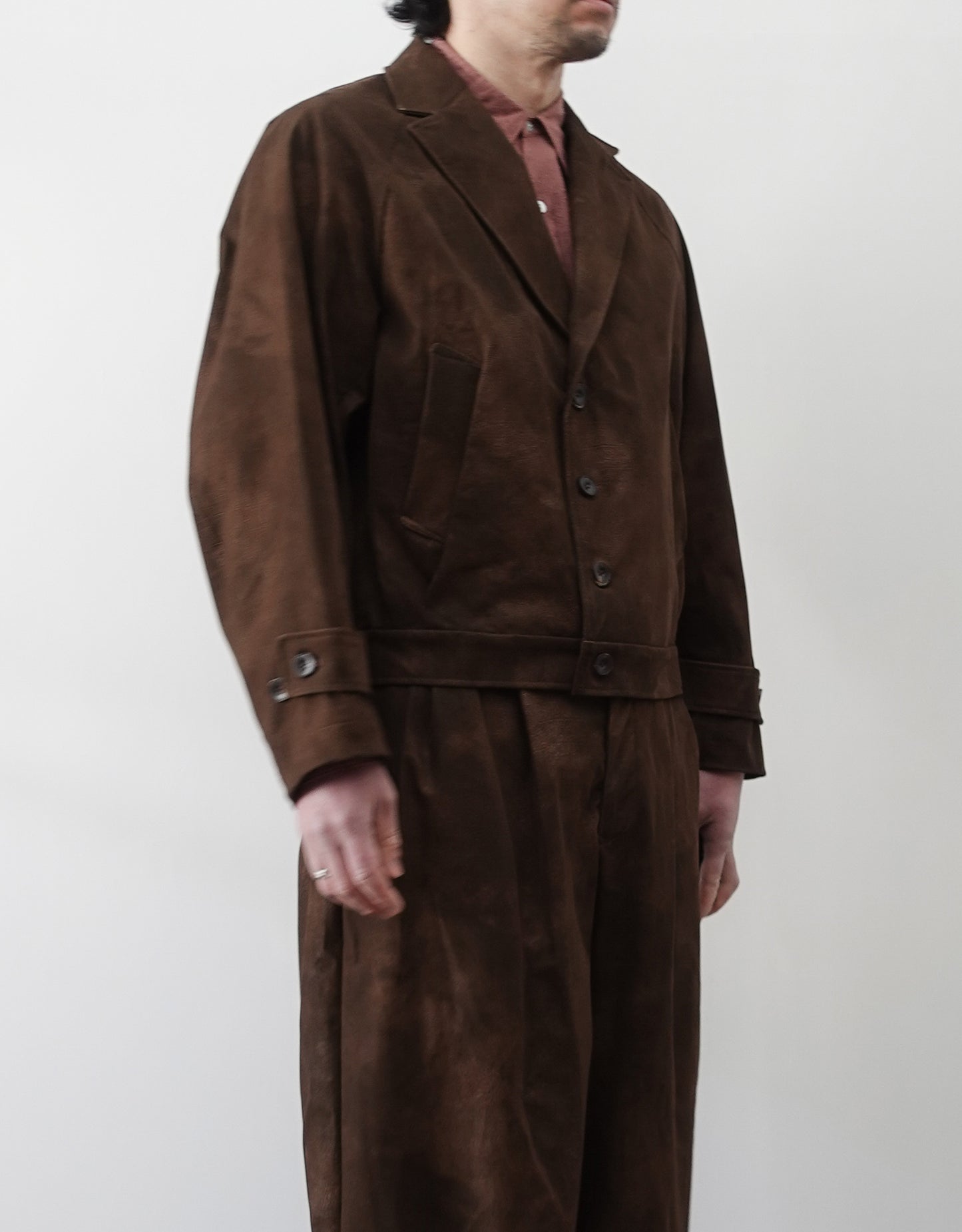 NEZU YO-HINTEN(根津洋品店) ショートジャケット シンセティックレザー  スエード ブラウン コートをブルゾン仕様にしたデザイン 通販 184cm着用イメージ 左斜め前向き セレクトショップ VOUILLON