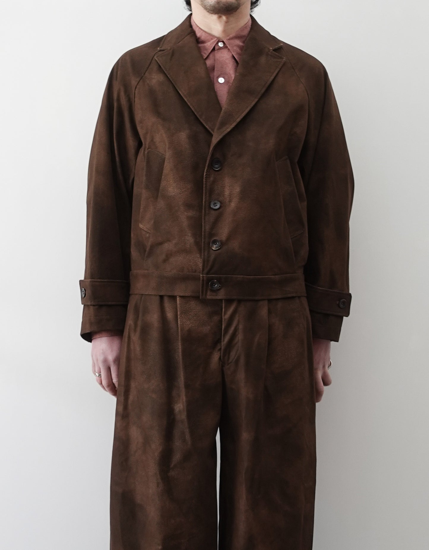 NEZU YO-HINTEN(根津洋品店) ショートジャケット シンセティックレザー  スエード ブラウン コートをブルゾン仕様にしたデザイン 通販 184cm着用イメージ 正面 セレクトショップ VOUILLON