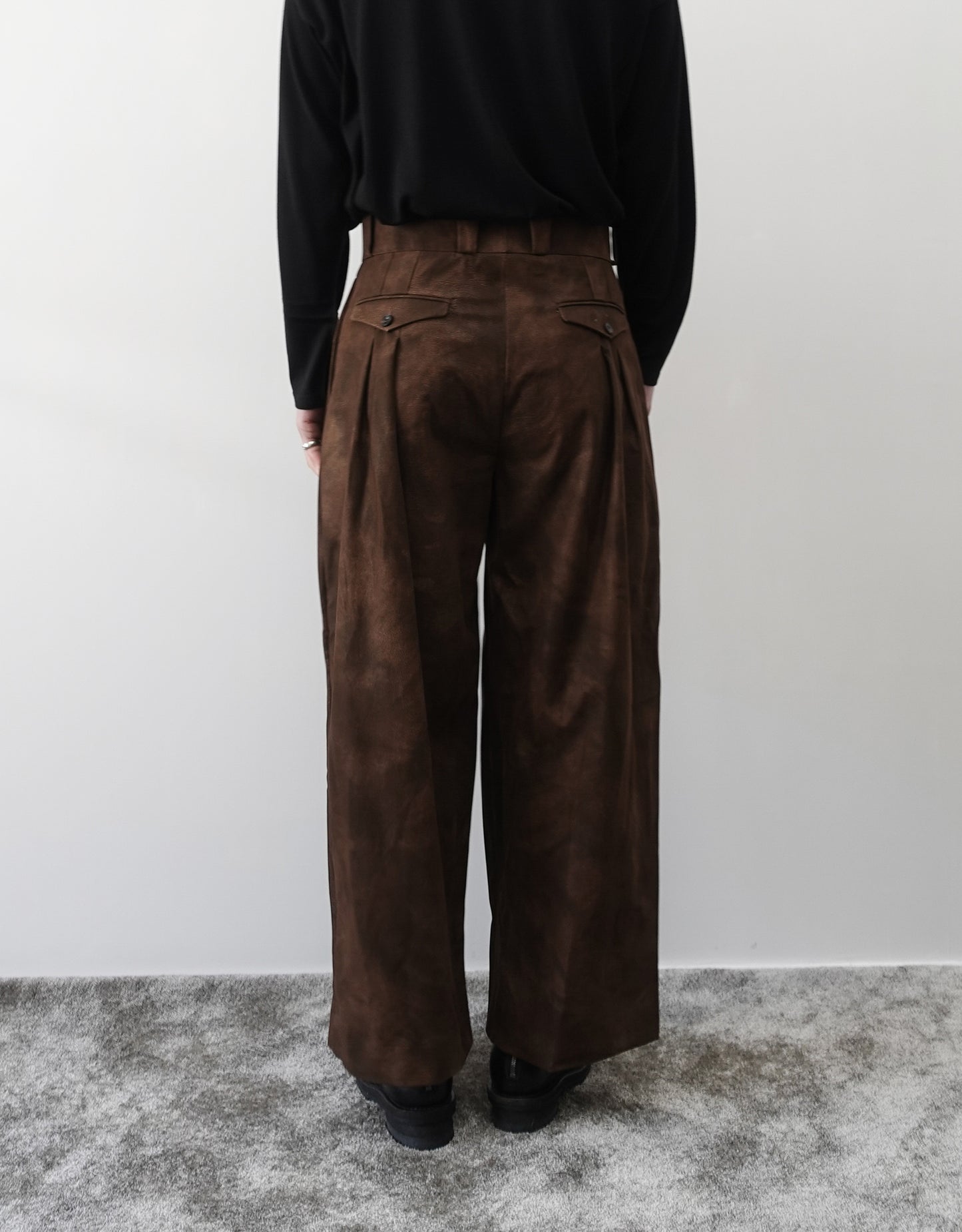 NEZU YO-HINTEN(根津洋品店) TANGO PANTS ワイドパンツ シンセティックレザー  スエード ブラウン 通販 184cm着用イメージ 下半身 背面 ヴィンテージの風合い セレクトショップ VOUILLON