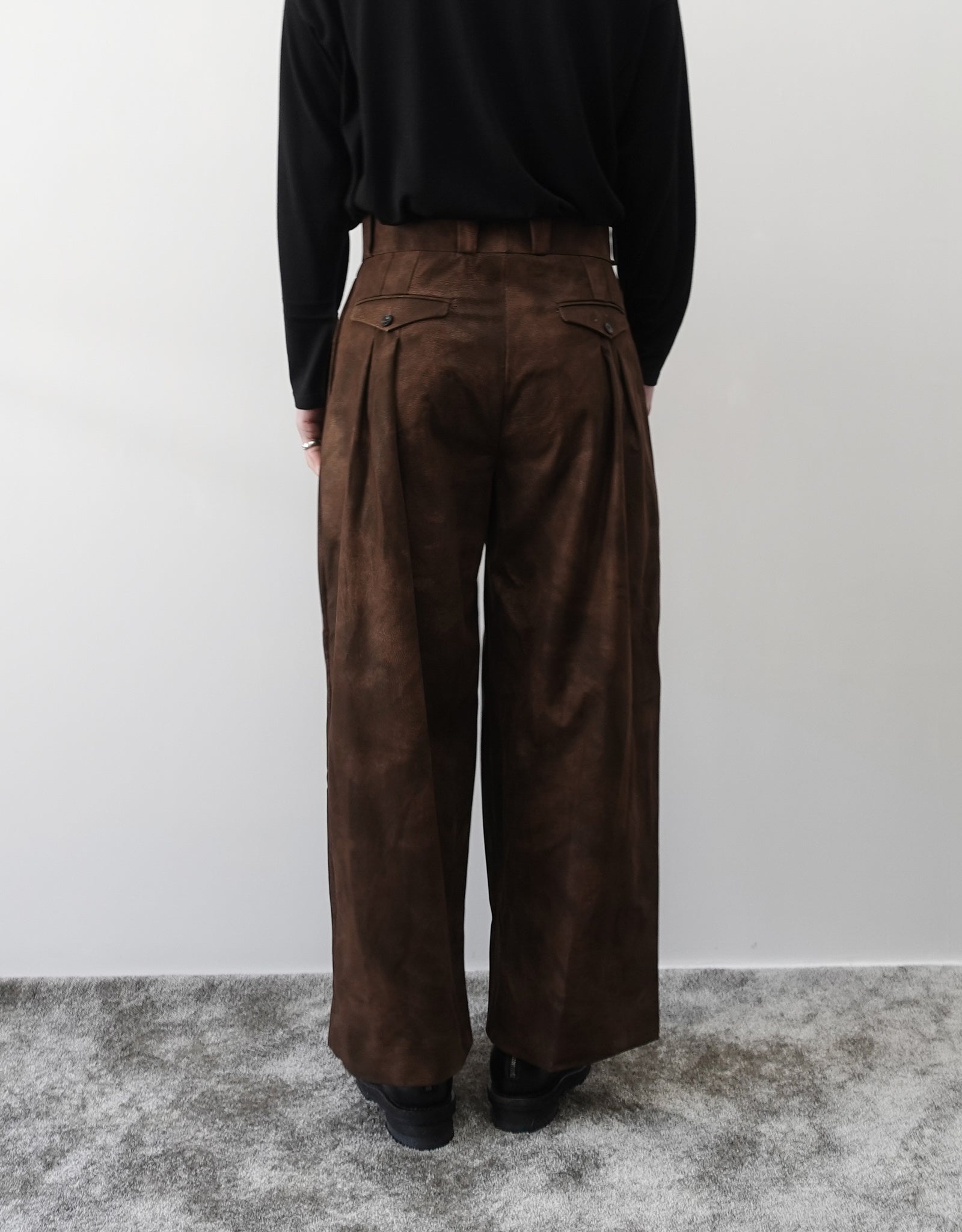 NEZU YO-HINTEN(根津洋品店) TANGO PANTS ワイドパンツ シンセティックレザー  スエード ブラウン 通販 184cm着用イメージ 下半身 背面 ヴィンテージの風合い セレクトショップ VOUILLON