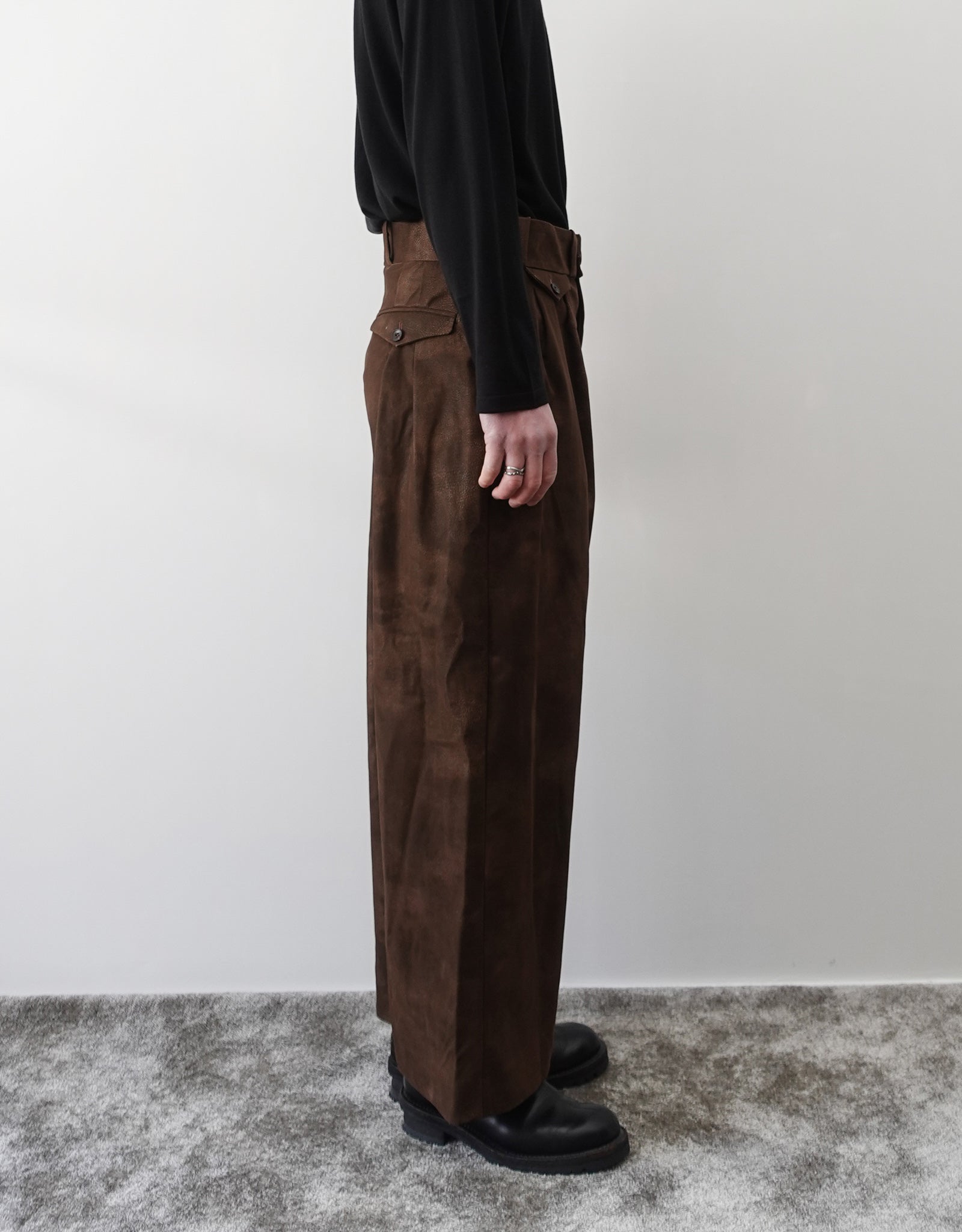 NEZU YO-HINTEN(根津洋品店) TANGO PANTS ワイドパンツ シンセティックレザー  スエード ブラウン 通販 184cm着用イメージ 下半身 左 ヴィンテージの風合い セレクトショップ VOUILLON