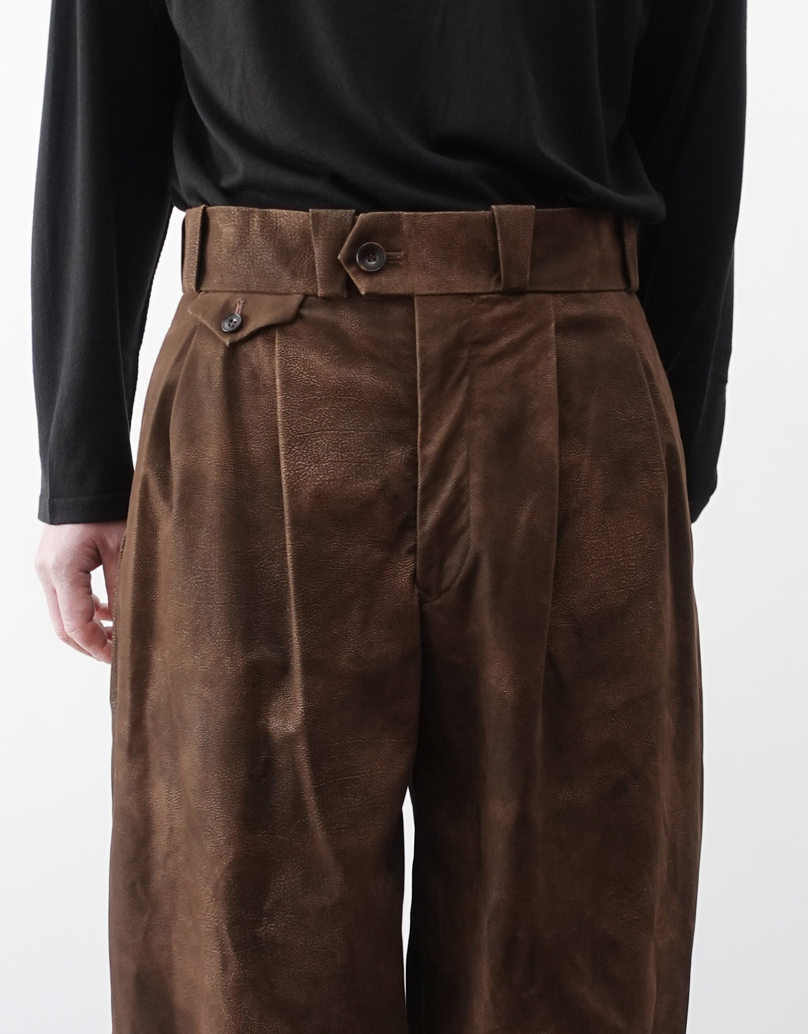 NEZU YO-HINTEN(根津洋品店) TANGO PANTS ワイドパンツ シンセティックレザー  スエード ブラウン 通販 184cm着用イメージ 下半身 正面 生地アップ タック セレクトショップ VOUILLON