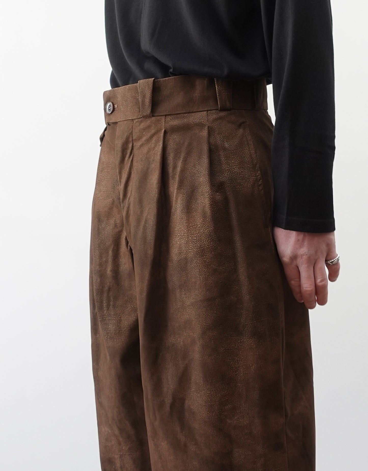 NEZU YO-HINTEN(根津洋品店) TANGO PANTS ワイドパンツ シンセティックレザー  スエード ブラウン 通販 184cm着用イメージ 生地アップ タック ヴィンテージの風合い セレクトショップ VOUILLON