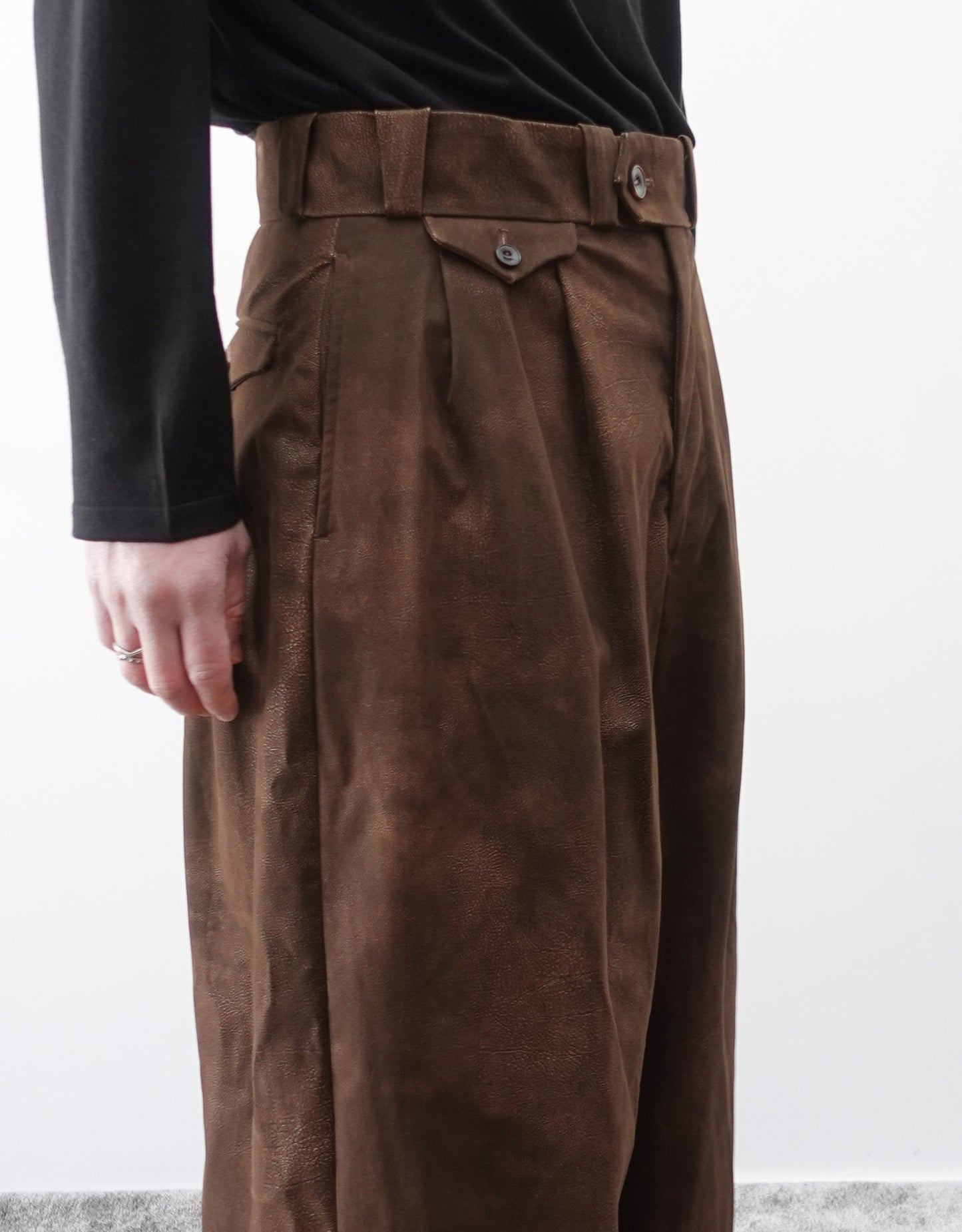 NEZU YO-HINTEN(根津洋品店) TANGO PANTS ワイドパンツ シンセティックレザー  スエード ブラウン 通販 184cm着用イメージ 生地アップ ヴィンテージ感のある表情 セレクトショップ VOUILLON