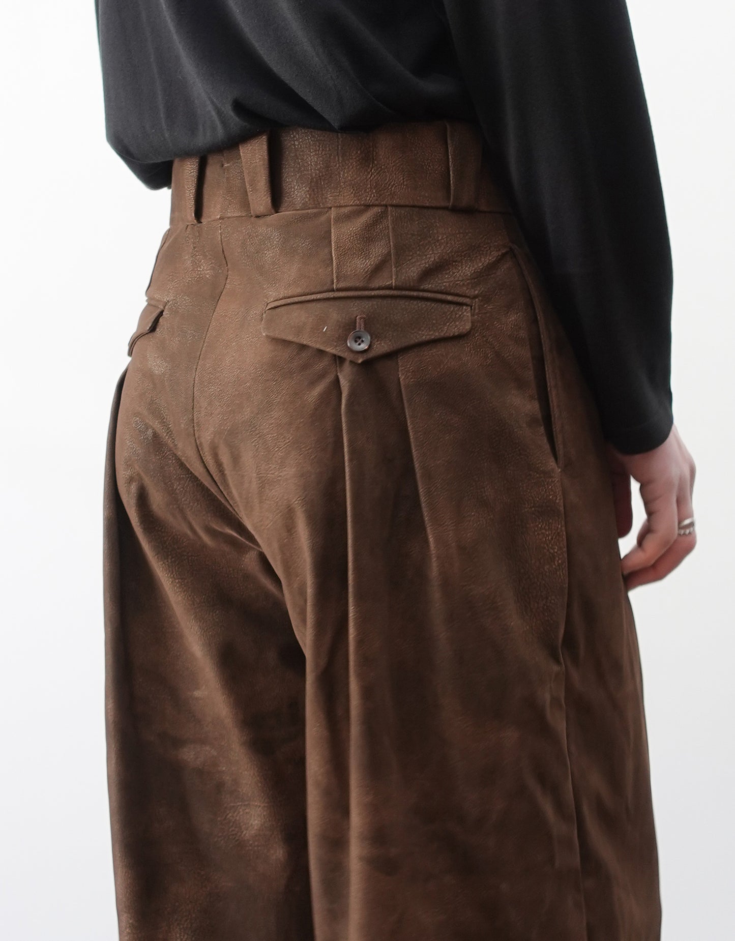 NEZU YO-HINTEN(根津洋品店) TANGO PANTS ワイドパンツ シンセティックレザー  スエード ブラウン 通販 184cm着用イメージ バックポケットにタックがついた珍しいデザイン ヴィンテージの風合い セレクトショップ VOUILLON