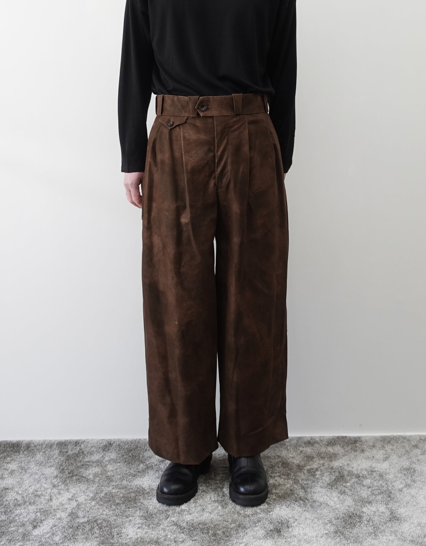 NEZU YO-HINTEN(根津洋品店) TANGO PANTS ワイドパンツ シンセティックレザー  スエード ブラウン 通販 184cm着用イメージ 下半身 正面 セレクトショップ VOUILLON