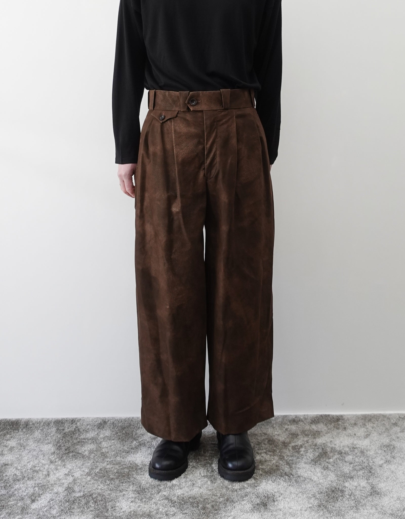 NEZU YO-HINTEN(根津洋品店) TANGO PANTS ワイドパンツ シンセティックレザー  スエード ブラウン 通販 184cm着用イメージ 下半身 正面 セレクトショップ VOUILLON