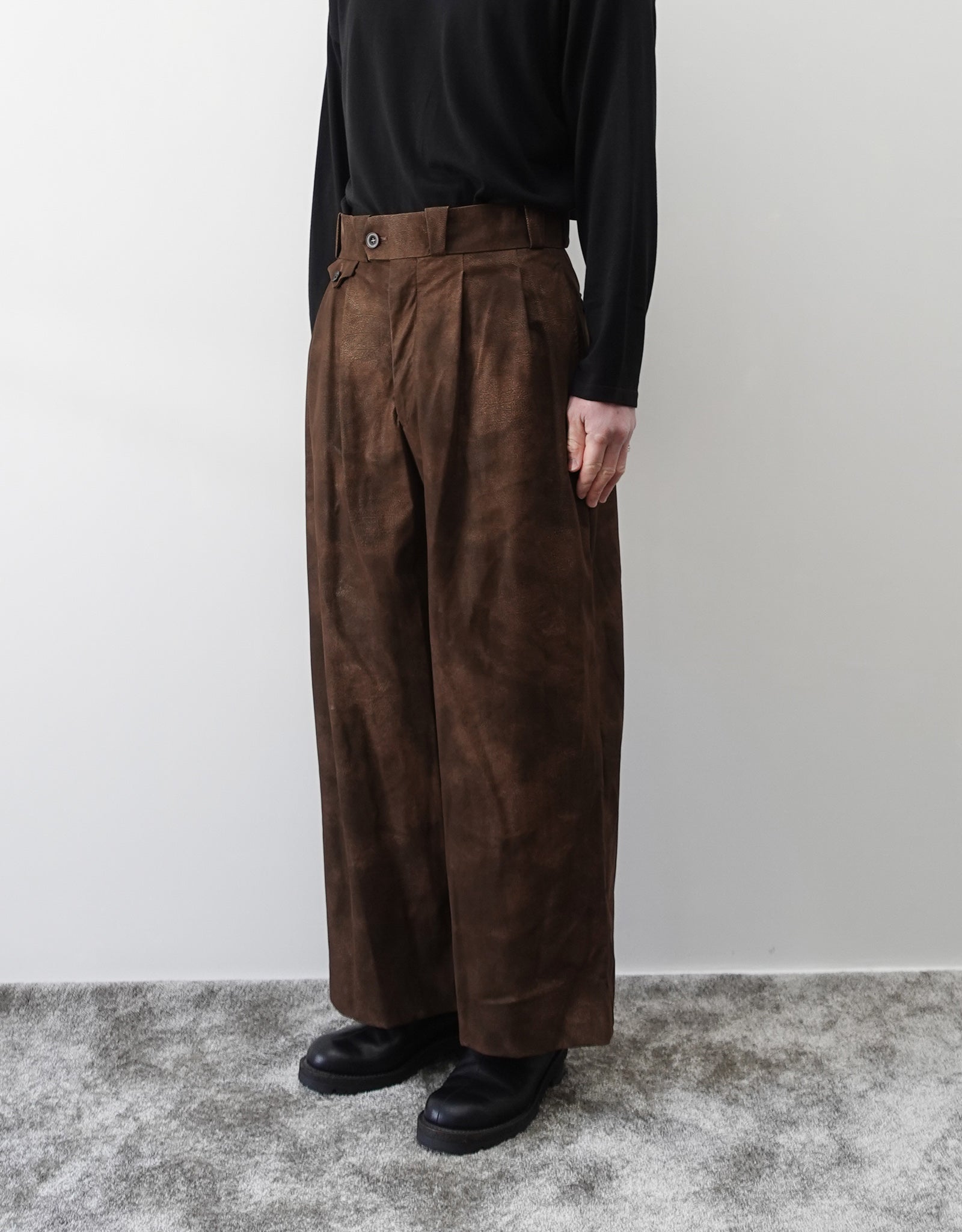 NEZU YO-HINTEN(根津洋品店) TANGO PANTS ワイドパンツ シンセティックレザー  スエード ブラウン 通販 184cm着用イメージ 下半身 右斜め前 セレクトショップ VOUILLON