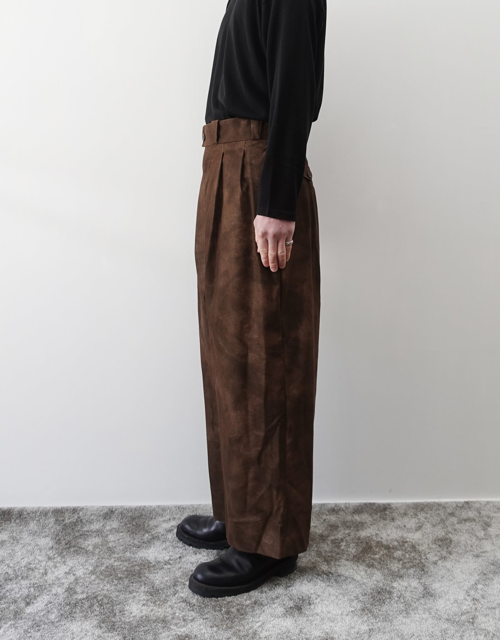NEZU YO-HINTEN(根津洋品店) TANGO PANTS ワイドパンツ シンセティックレザー  スエード ブラウン 通販 184cm着用イメージ 下半身 右 ヴィンテージの風合い セレクトショップ VOUILLON