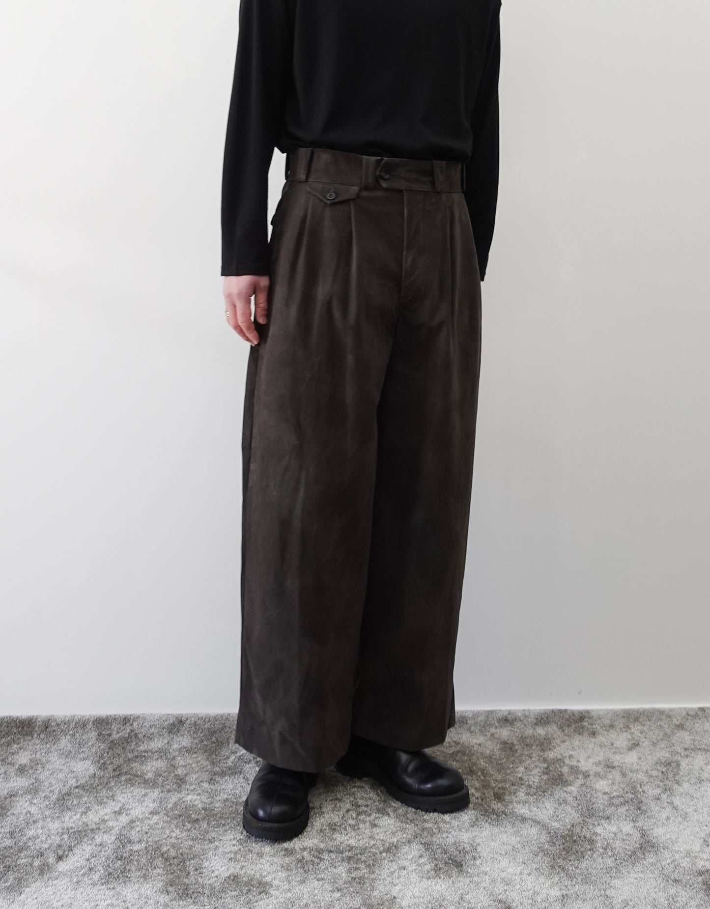 NEZU YO-HINTEN(根津洋品店) TANGO PANTS ワイドパンツ シンセティックレザー  スエード グレー 通販 184cm着用イメージ 下半身 正面 セレクトショップ VOUILLON