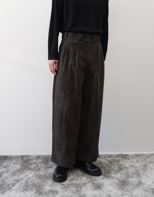 NEZU YO-HINTEN(根津洋品店) TANGO PANTS ワイドパンツ シンセティックレザー  スエード グレー 通販 184cm着用イメージ 下半身 正面 セレクトショップ VOUILLON