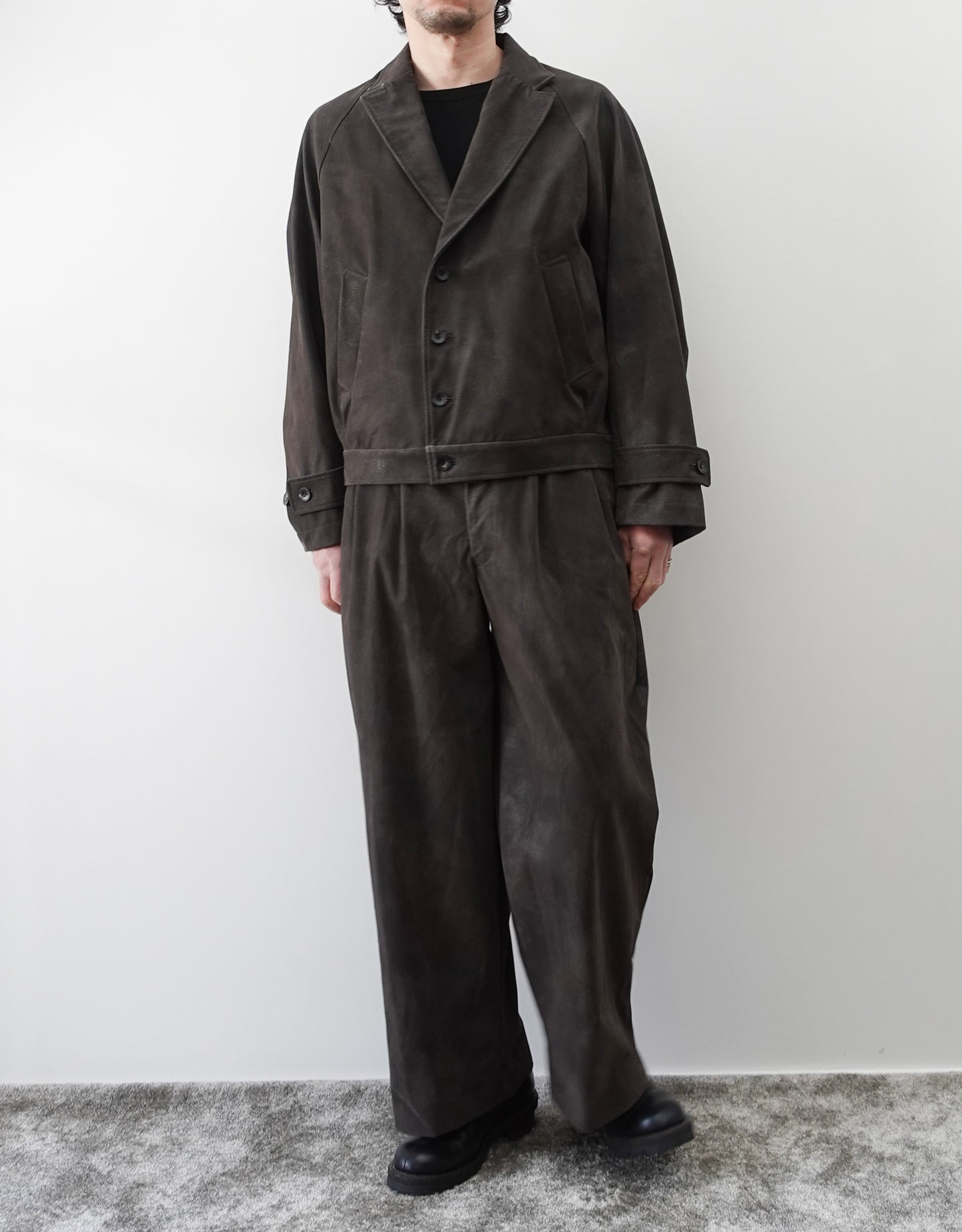 NEZU YO-HINTEN(根津洋品店) TANGO PANTS ワイドパンツ シンセティックレザー  スエード グレー 通販 184cm着用イメージ セットアップ ジャケット セレクトショップ VOUILLON