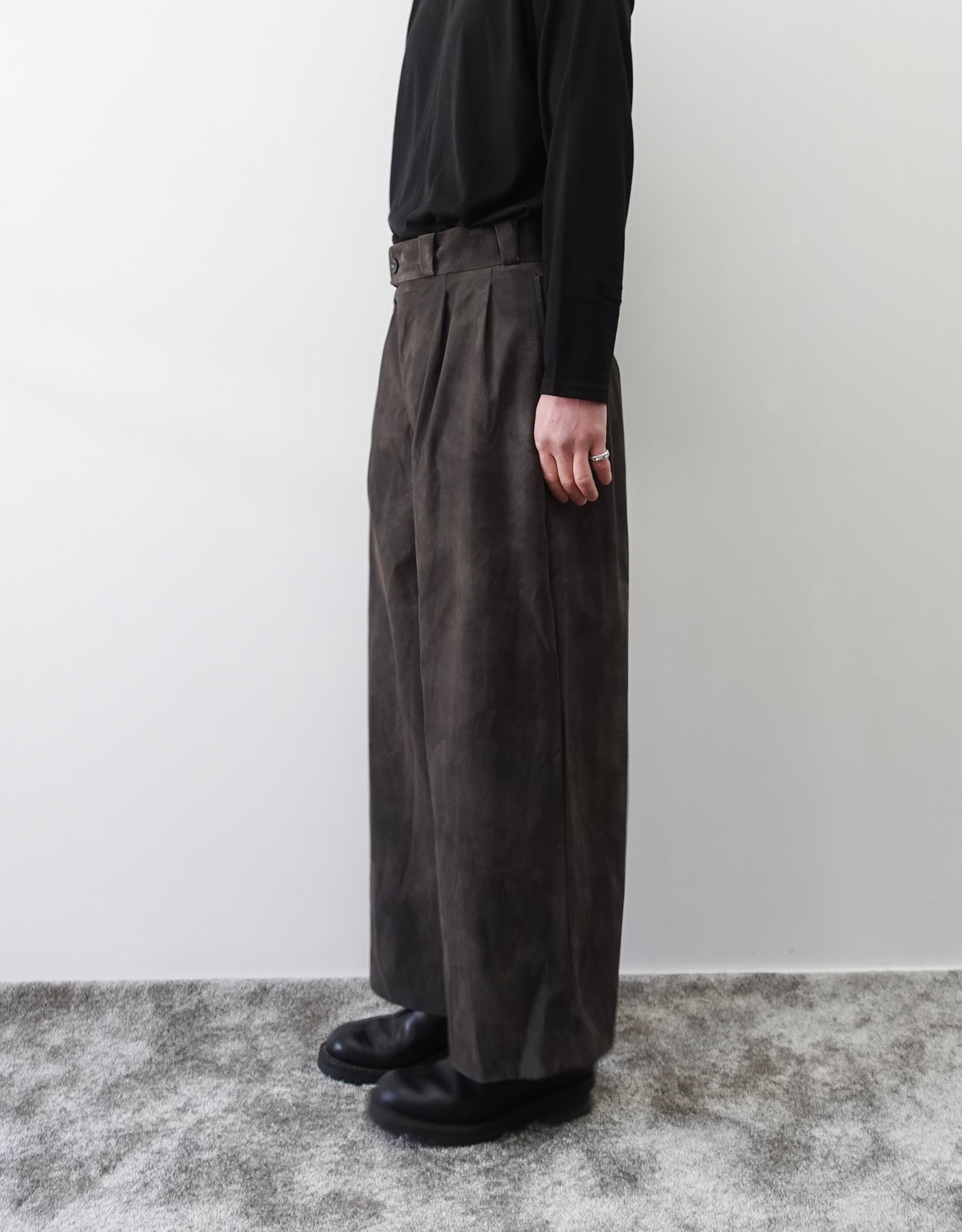 NEZU YO-HINTEN(根津洋品店) TANGO PANTS ワイドパンツ シンセティックレザー  スエード グレー 通販 184cm着用イメージ 下半身 右 セレクトショップ VOUILLON