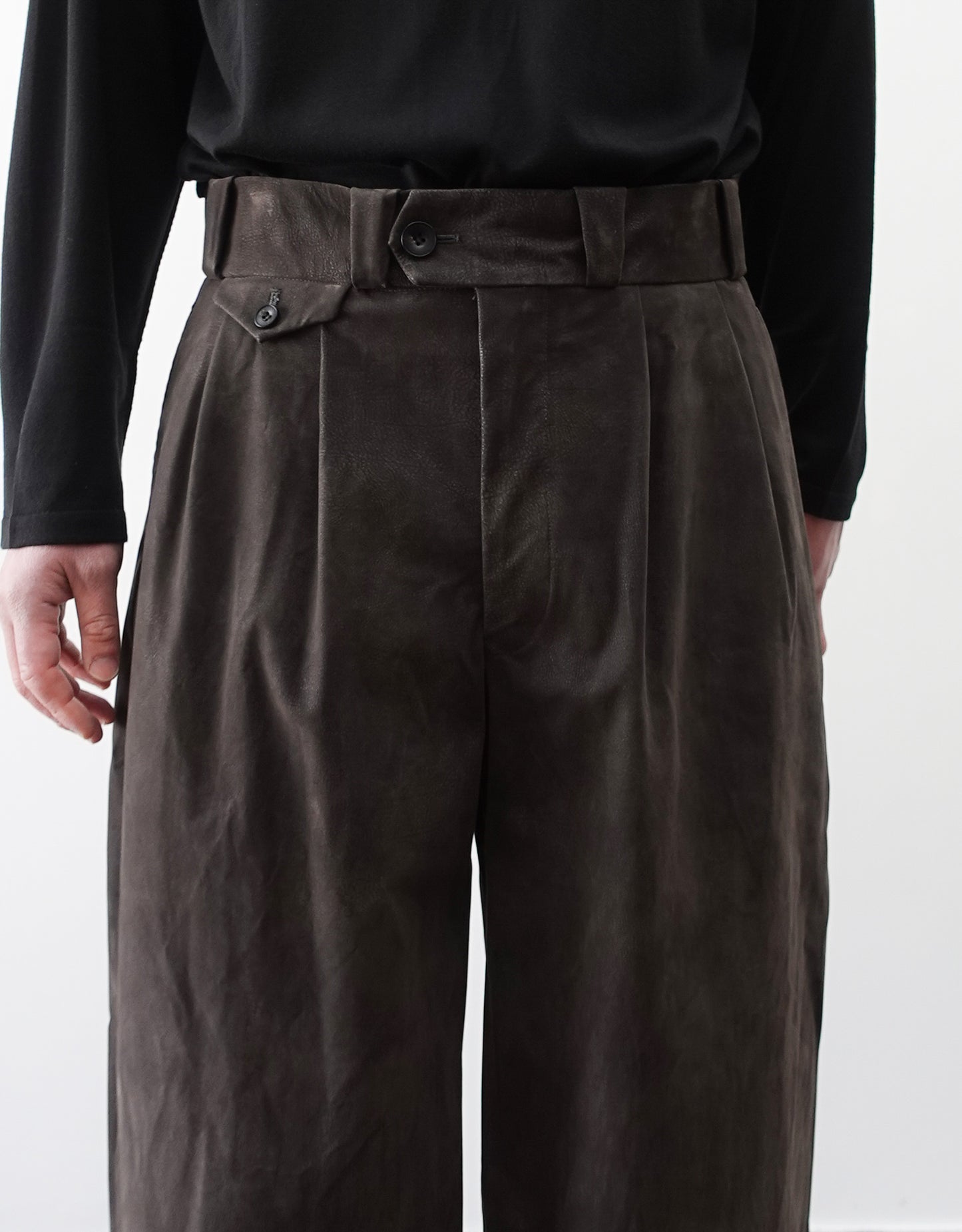 NEZU YO-HINTEN(根津洋品店) TANGO PANTS ワイドパンツ シンセティックレザー  スエード グレー 通販 184cm着用イメージ 生地アップ ヴィンテージ感のある表情 セレクトショップ VOUILLON