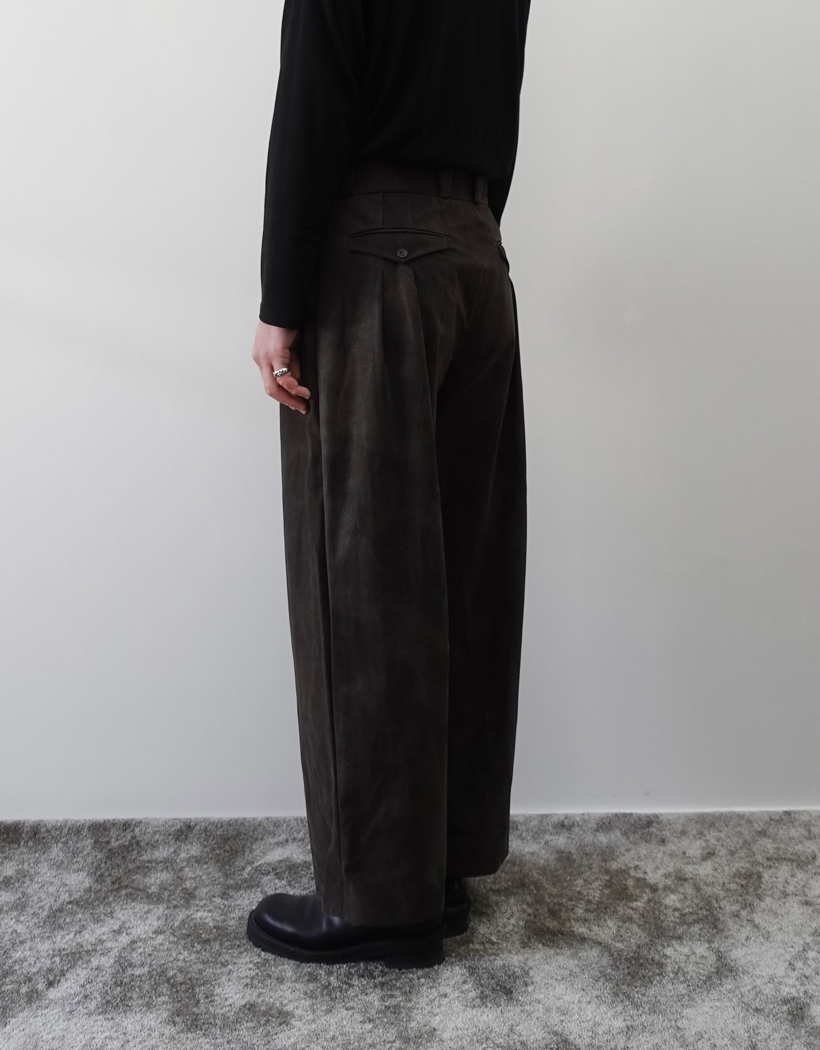 NEZU YO-HINTEN(根津洋品店) TANGO PANTS ワイドパンツ シンセティックレザー  スエード グレー 通販 184cm着用イメージ 下半身 右斜め後ろ セレクトショップ VOUILLON