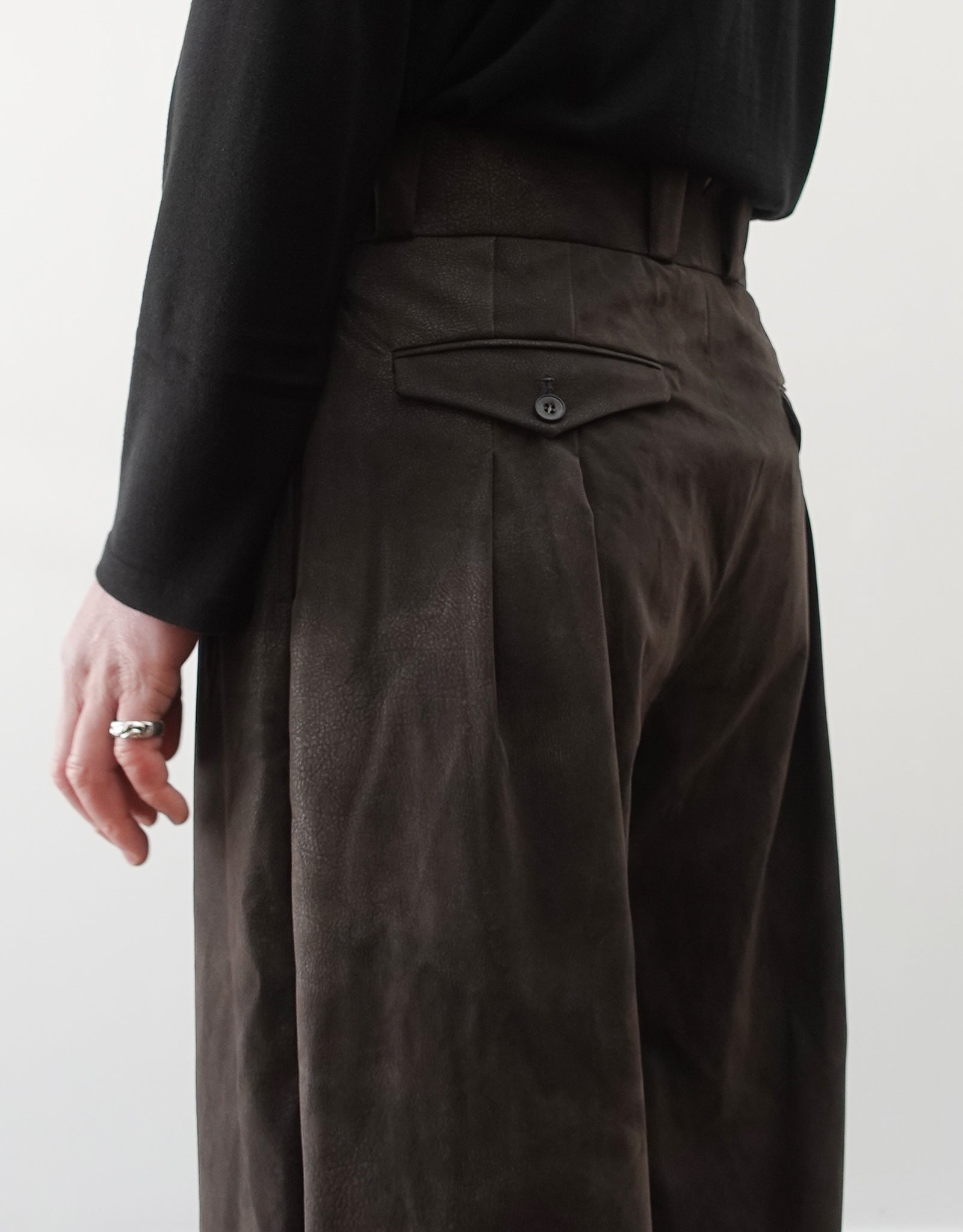 NEZU YO-HINTEN(根津洋品店) TANGO PANTS ワイドパンツ シンセティックレザー  スエード グレー 通販 184cm着用イメージ バックポケット タック セレクトショップ VOUILLON