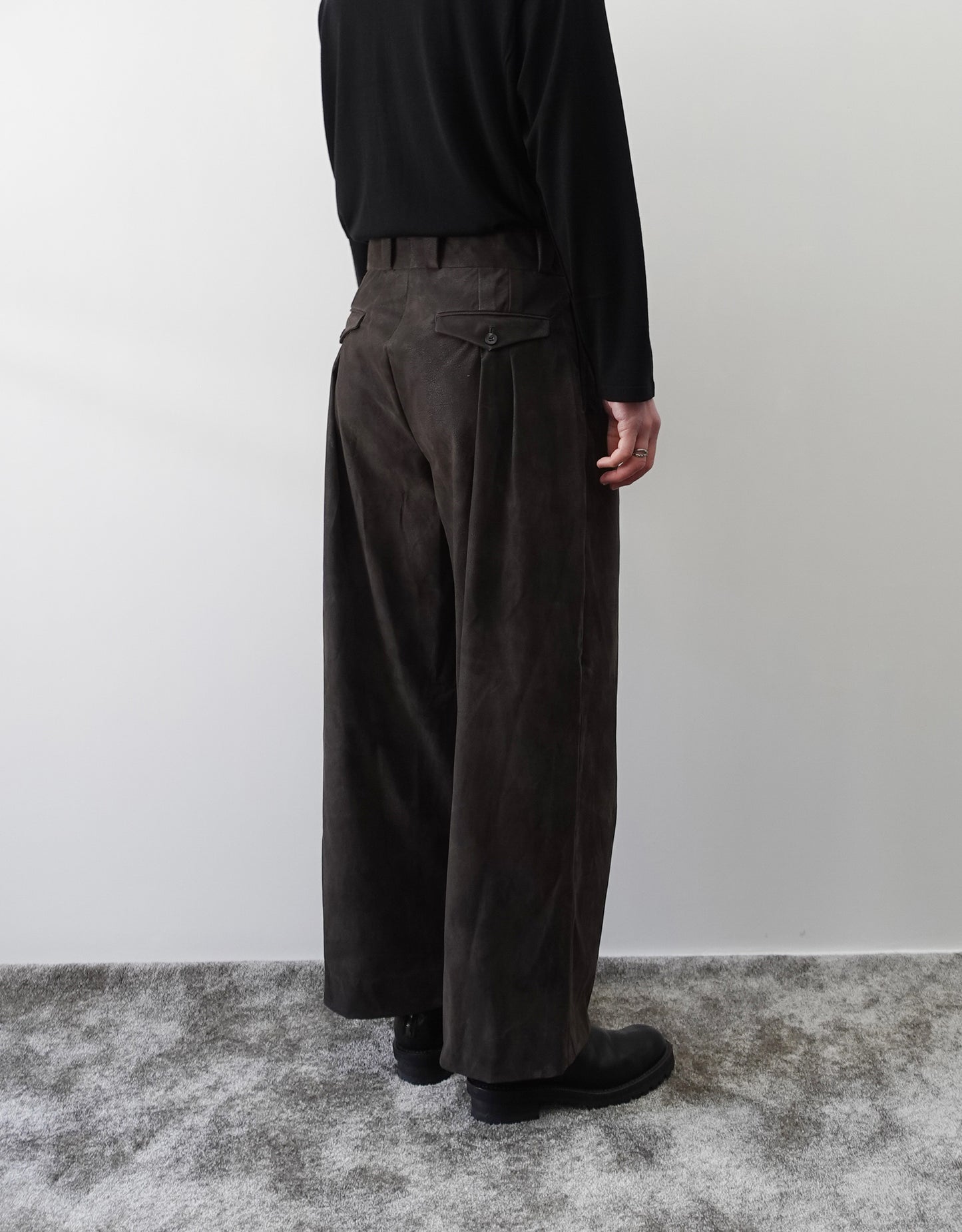 NEZU YO-HINTEN(根津洋品店) TANGO PANTS ワイドパンツ シンセティックレザー  スエード グレー 通販 184cm着用イメージ 下半身 左後 セレクトショップ VOUILLON