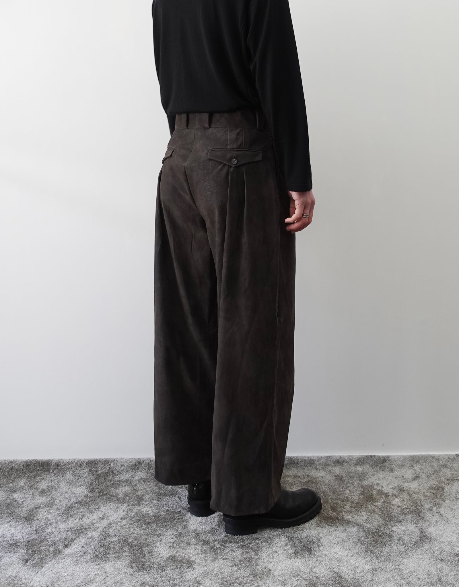 NEZU YO-HINTEN(根津洋品店) TANGO PANTS ワイドパンツ シンセティックレザー  スエード グレー 通販 184cm着用イメージ 下半身 左後 セレクトショップ VOUILLON