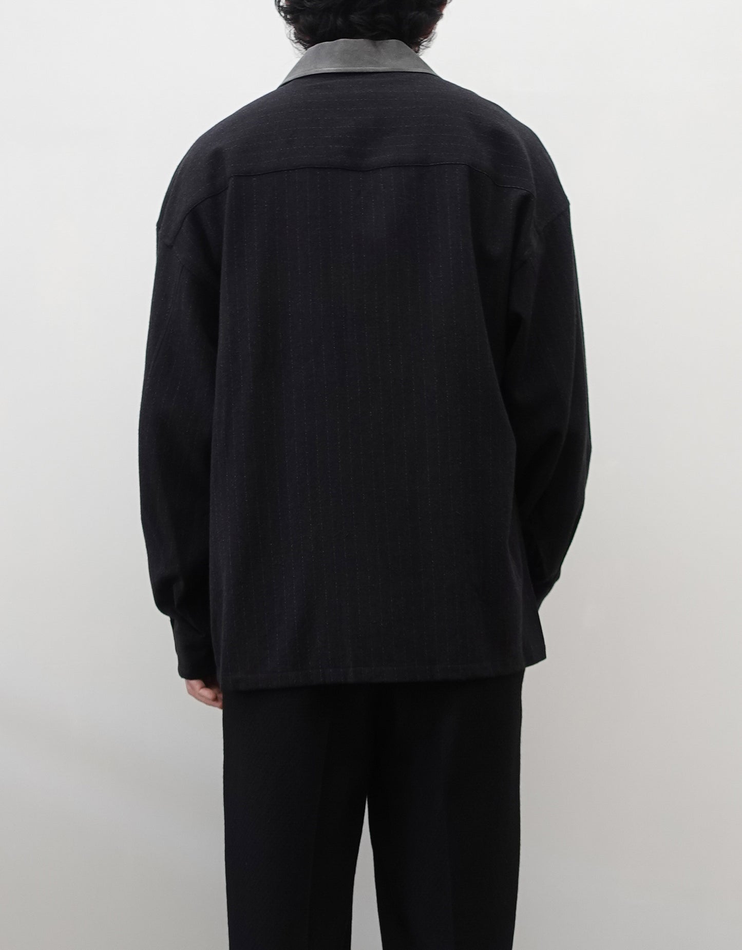 NEZU YO-HINTEN(根津洋品店) ウール シルク ボードシャツ ストライプ チャコール ストライプ ボックスシルエット 通販 184cm着用イメージ 背面 セレクトショップ VOUILLON