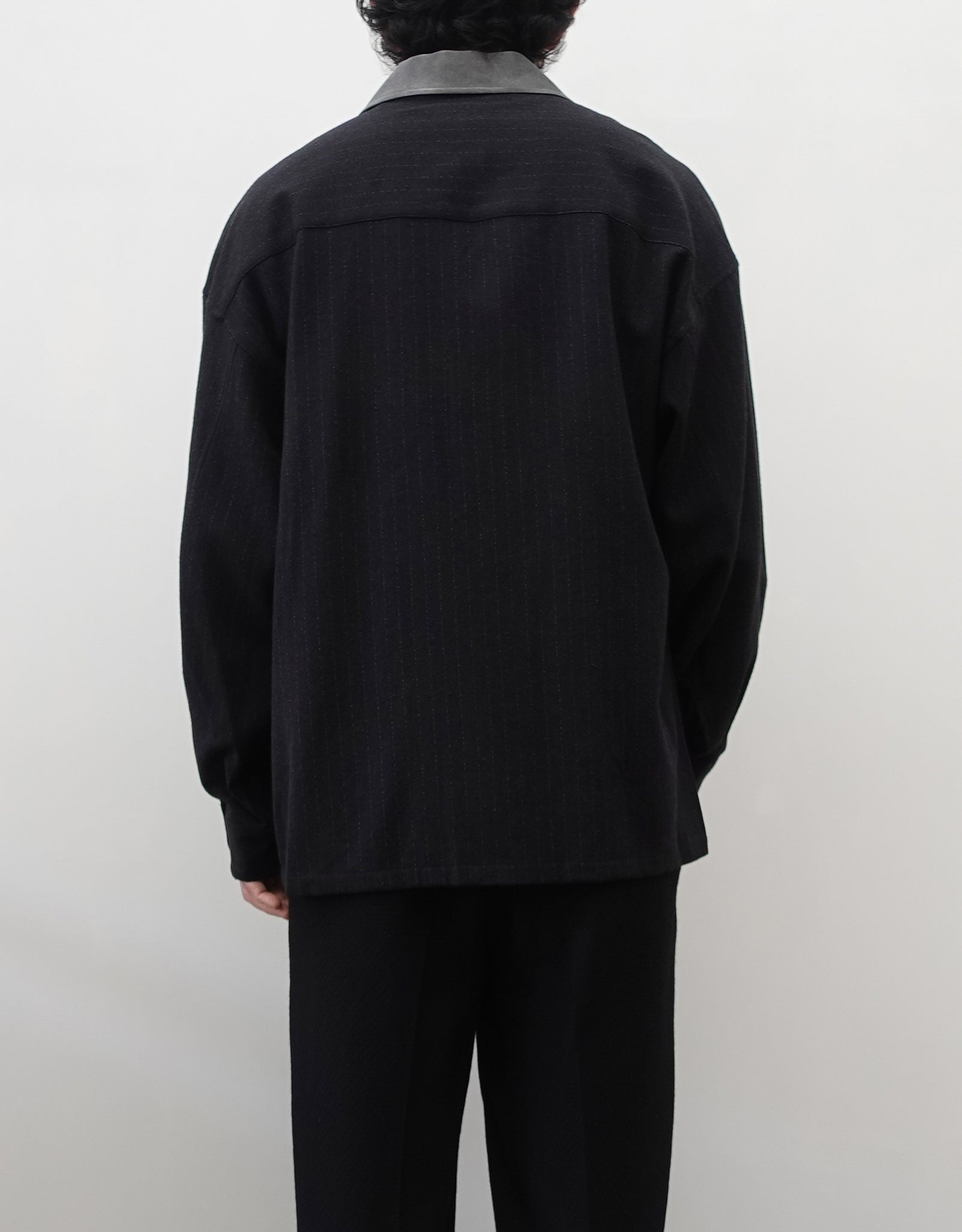 NEZU YO-HINTEN(根津洋品店) ウール シルク ボードシャツ ストライプ チャコール ストライプ ボックスシルエット 通販 184cm着用イメージ 背面 セレクトショップ VOUILLON