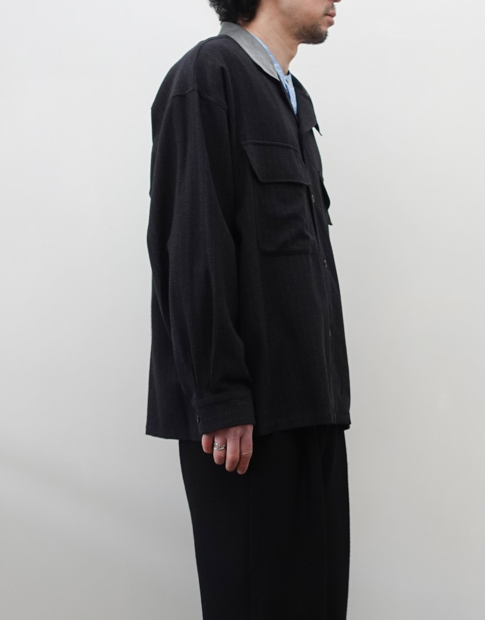 NEZU YO-HINTEN(根津洋品店) ウール シルク ボードシャツ ストライプ チャコール ストライプ ボックスシルエット 通販 184cm着用イメージ 左 セレクトショップ VOUILLON