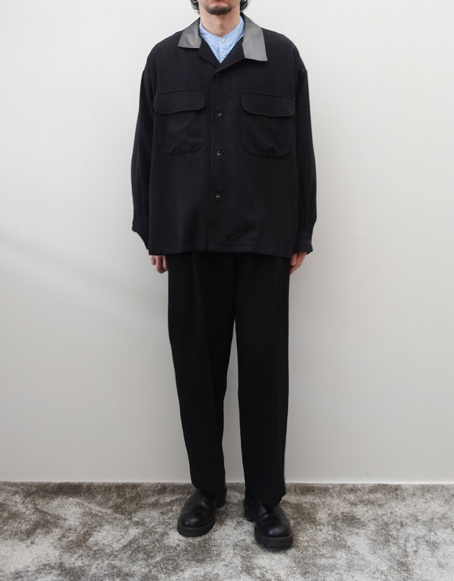 NEZU YO-HINTEN(根津洋品店) ウール シルク ボードシャツ ストライプ チャコール ストライプ ボックスシルエット 通販 184cm着用イメージ 全身 黒スラックス セレクトショップ VOUILLON