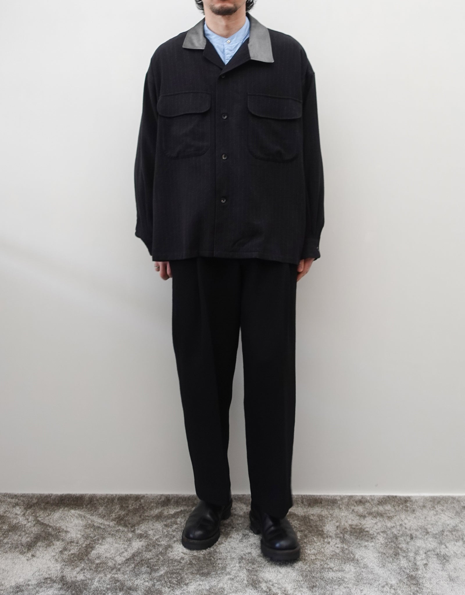 NEZU YO-HINTEN(根津洋品店) ウール シルク ボードシャツ ストライプ チャコール ストライプ ボックスシルエット 通販 184cm着用イメージ 全身 黒スラックス セレクトショップ VOUILLON