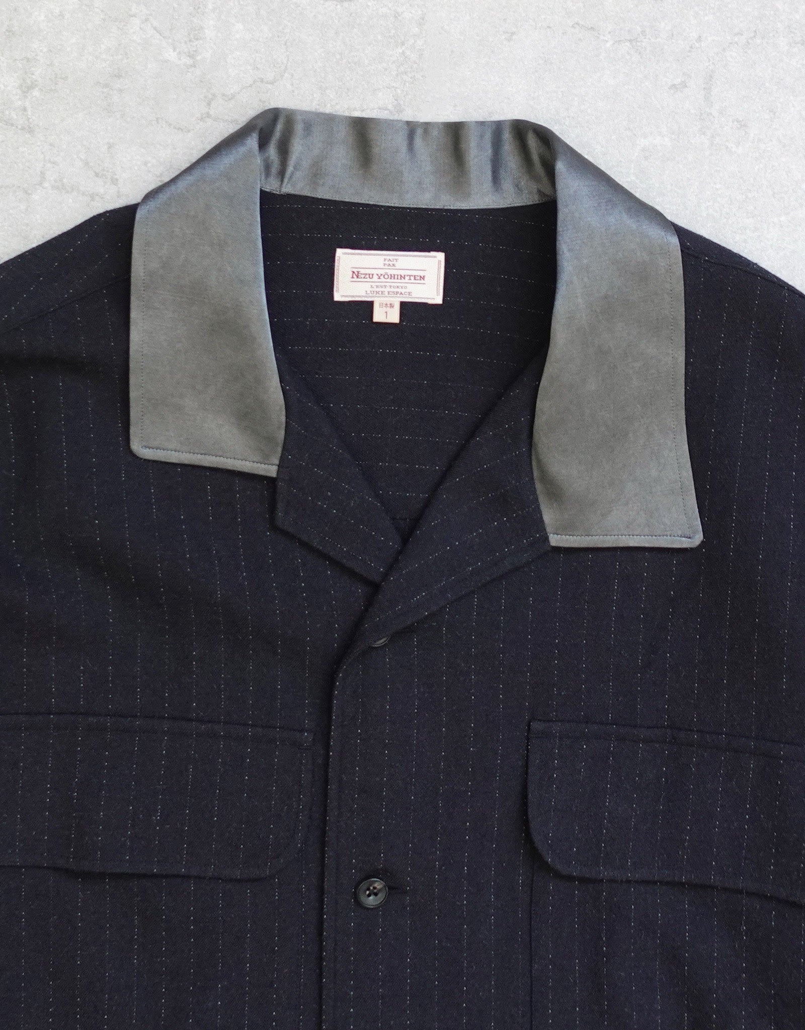 NEZU YO-HINTEN(根津洋品店) ウール シルク ボードシャツ ストライプ チャコール ストライプ ボックスシルエット 通販 物撮り 襟 セレクトショップ VOUILLON