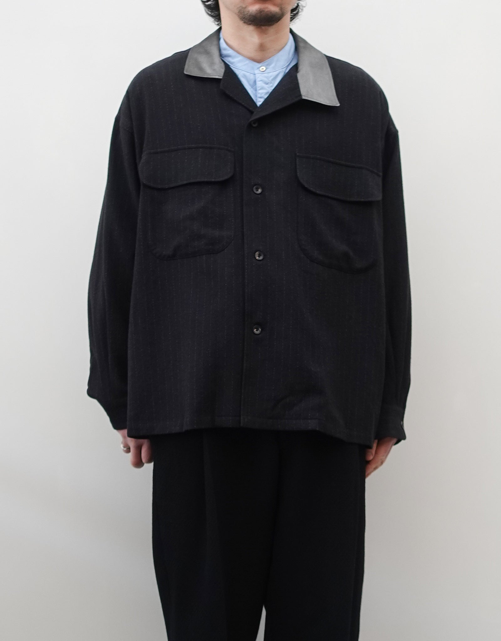 NEZU YO-HINTEN(根津洋品店) ウール シルク ボードシャツ ストライプ チャコール ストライプ ボックスシルエット 通販 184cm着用イメージ 正面 ブルーのシャツ スタイリング セレクトショップ VOUILLON