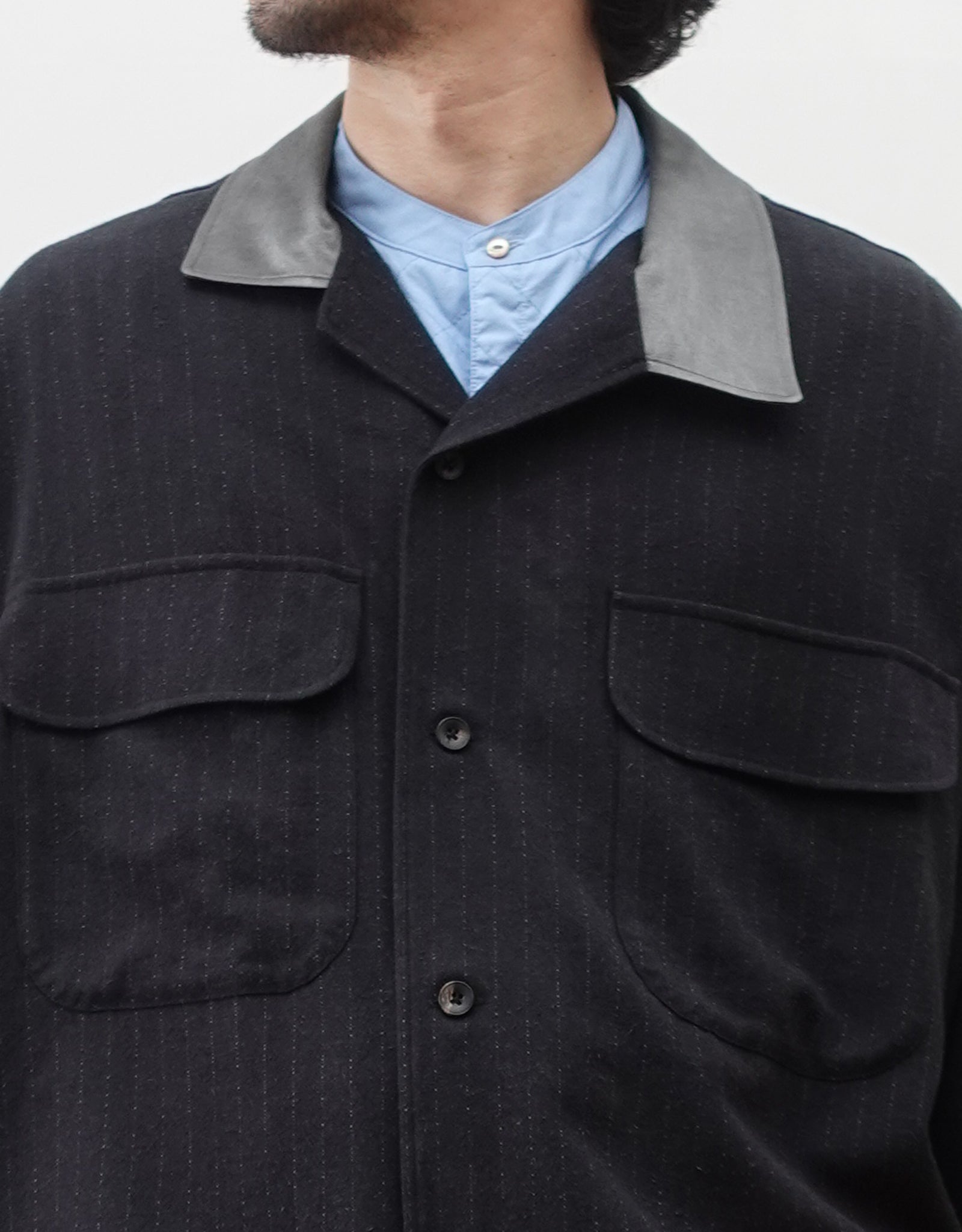 NEZU YO-HINTEN(根津洋品店) ウール シルク ボードシャツ ストライプ チャコール ストライプ ボックスシルエット 通販 184cm着用イメージ 襟 セレクトショップ VOUILLON