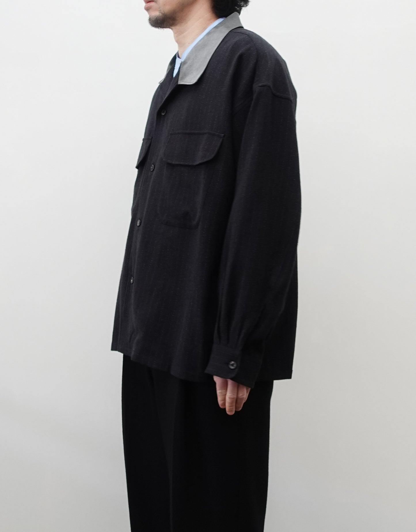 NEZU YO-HINTEN(根津洋品店) ウール シルク ボードシャツ ストライプ チャコール ストライプ ボックスシルエット 通販 184cm着用イメージ 右向き セレクトショップ VOUILLON