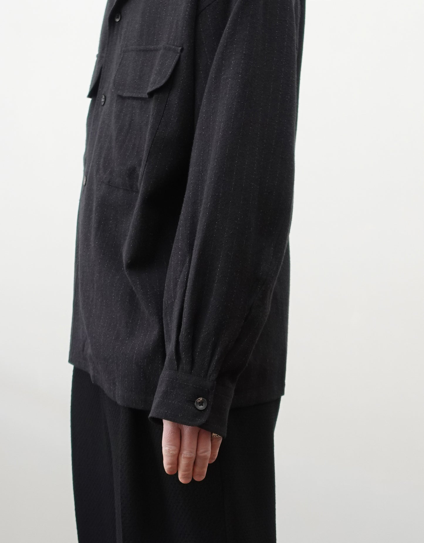 NEZU YO-HINTEN(根津洋品店) ウール シルク ボードシャツ ストライプ チャコール ストライプ ボックスシルエット 通販 184cm着用イメージ 袖 セレクトショップ VOUILLON