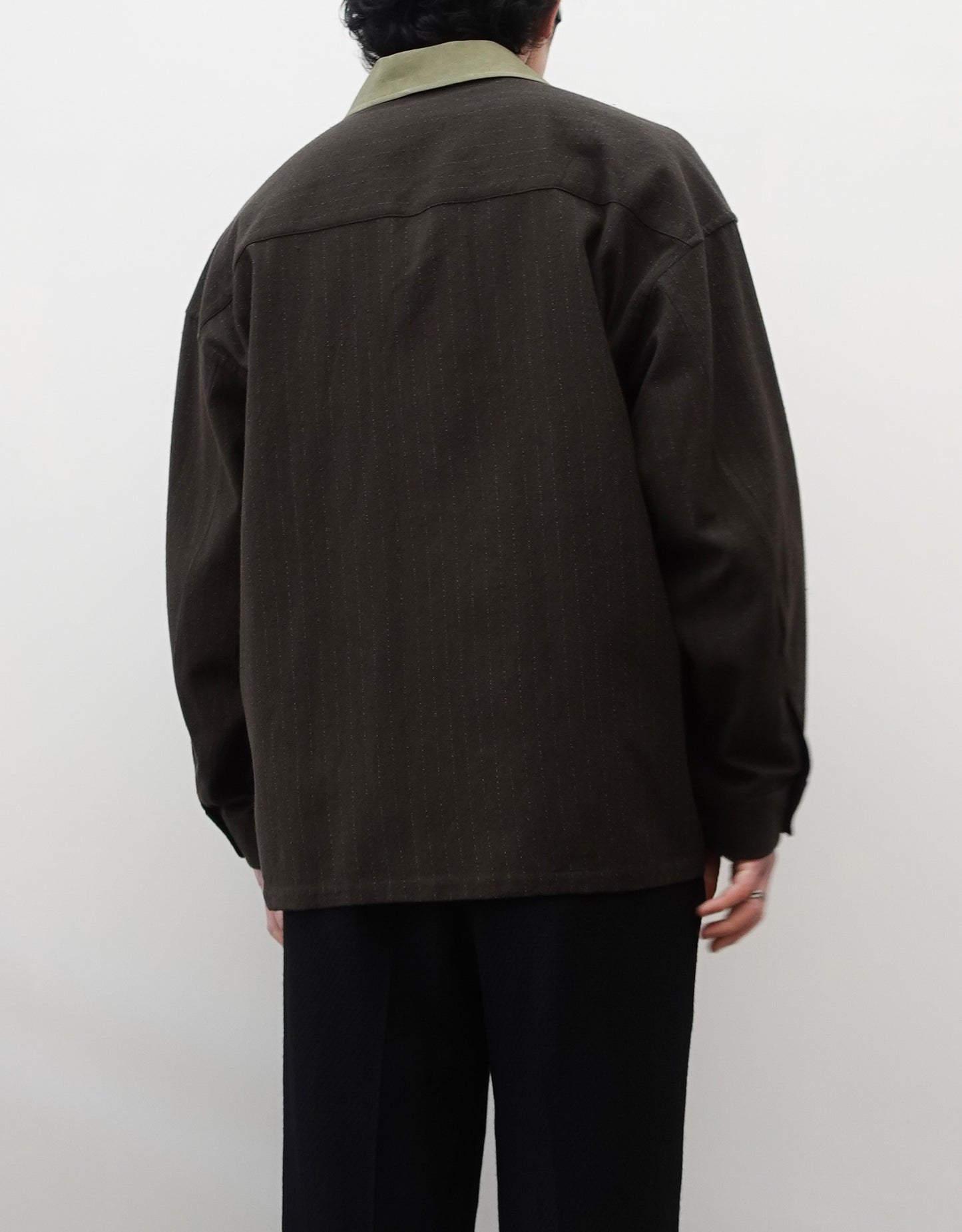 NEZU YO-HINTEN(根津洋品店) ウール シルク ボードシャツ ストライプ ダークカーキ ストライプ ボックスシルエット 通販 184cm着画 上半身 背面 セレクトショップ VOUILLON