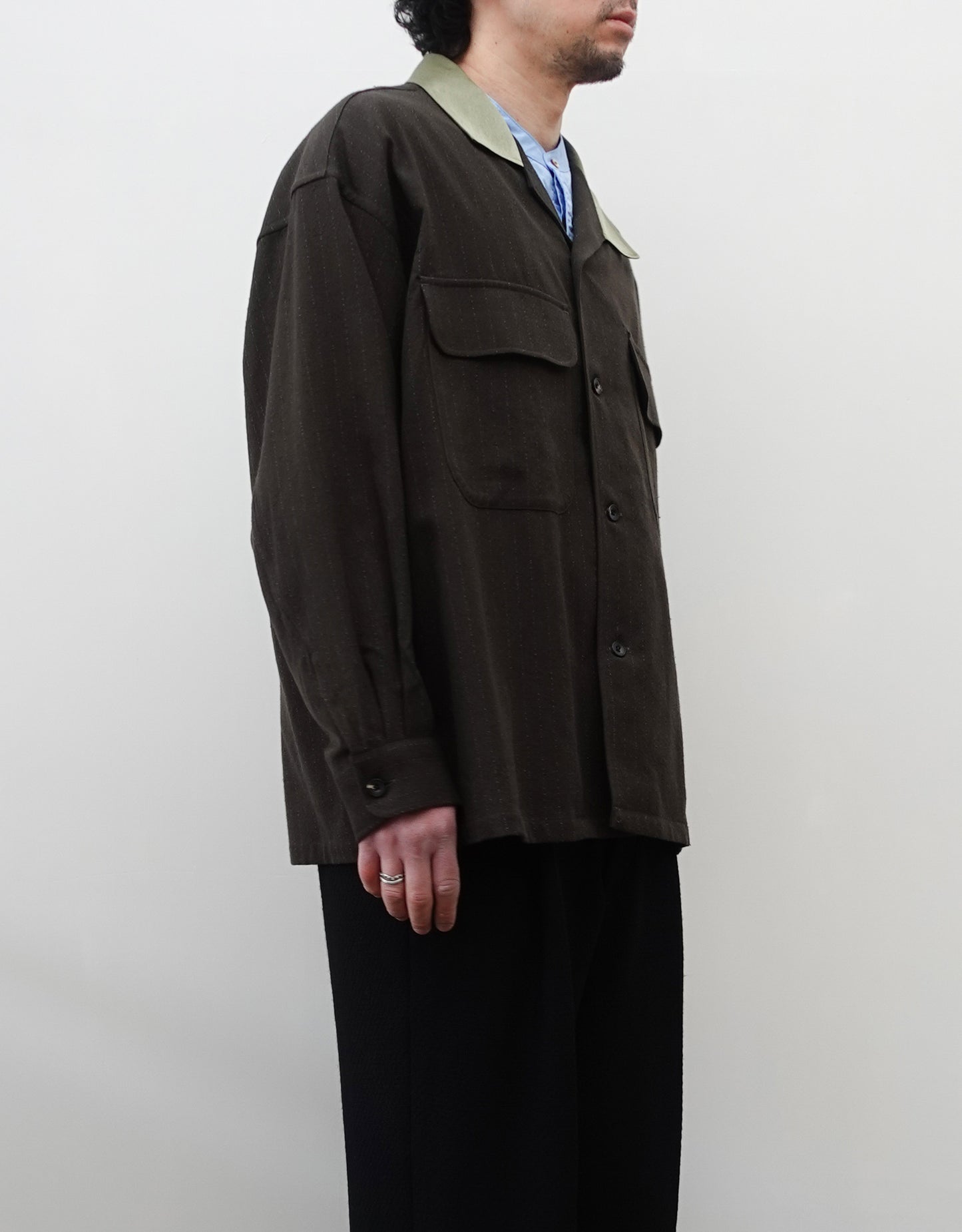 NEZU YO-HINTEN(根津洋品店) ウール シルク ボードシャツ ストライプ ダークカーキ ストライプ ボックスシルエット 通販 184cm着画 上半身 左向き セレクトショップ VOUILLON