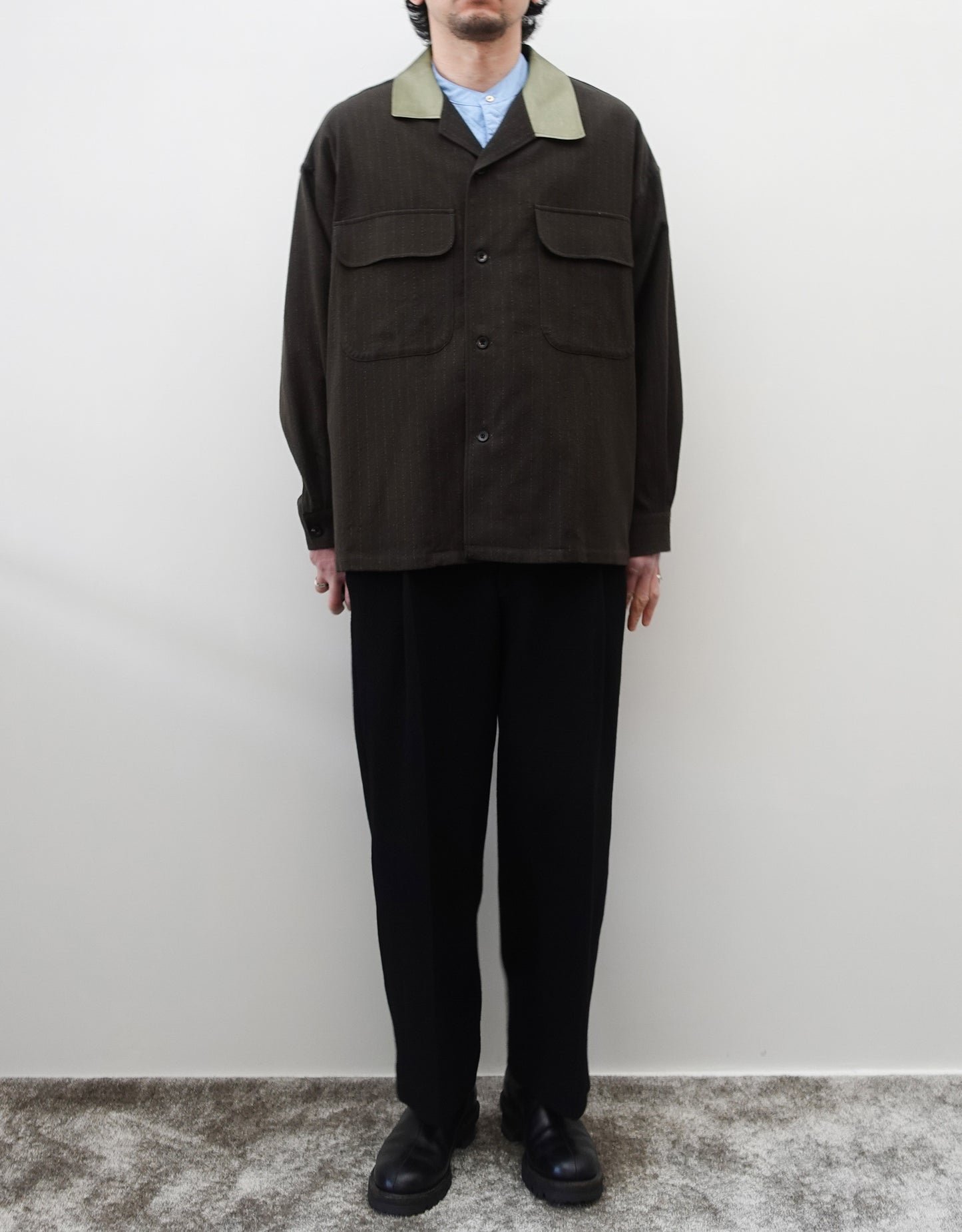 NEZU YO-HINTEN(根津洋品店) ウール シルク ボードシャツ ストライプ ダークカーキ ストライプ ボックスシルエット 通販 184cm着画 全身 正面 セレクトショップ VOUILLON