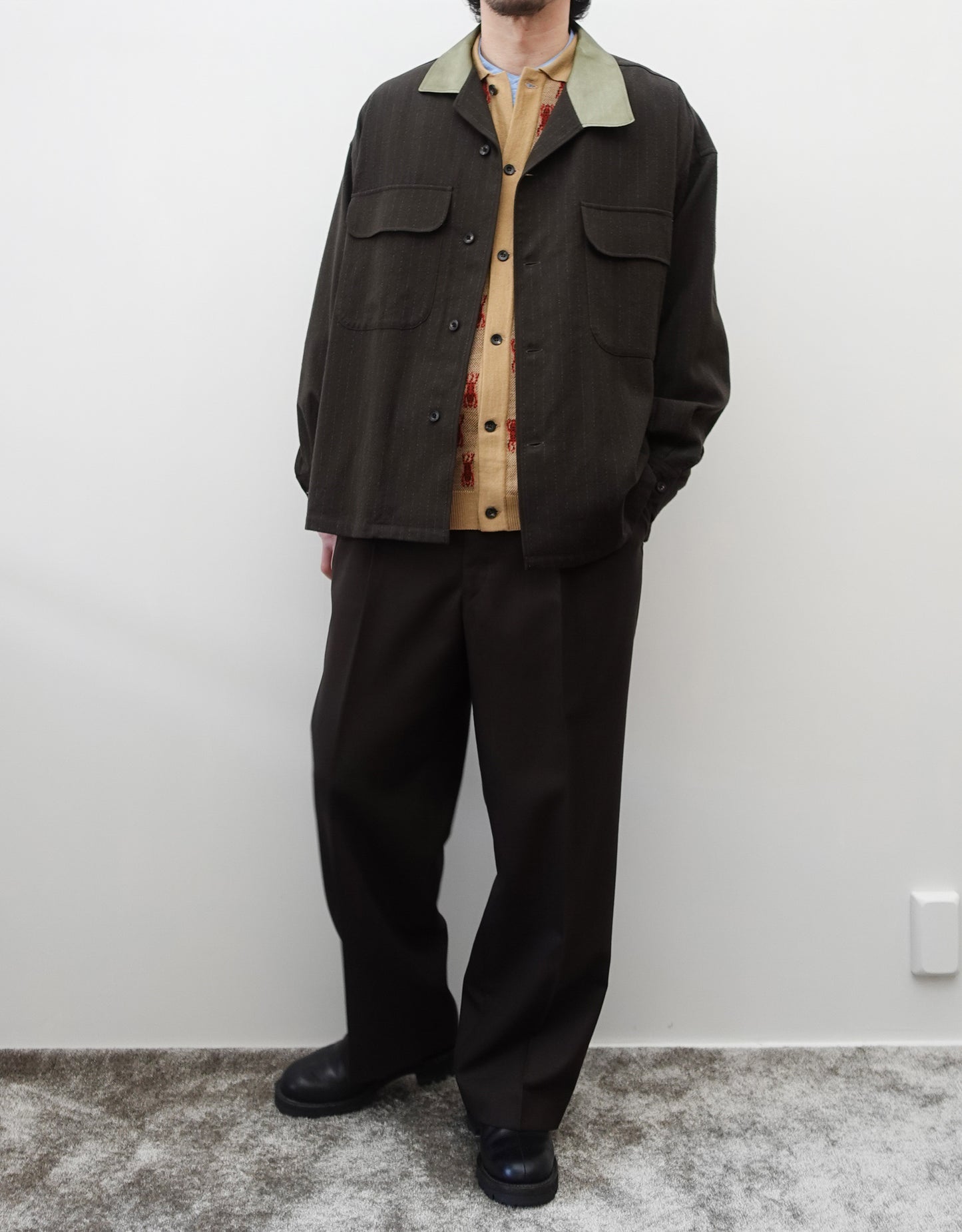 NEZU YO-HINTEN(根津洋品店) ウール シルク ボードシャツ ストライプ ダークカーキ ストライプ ボックスシルエット 通販 184cm着画 スタイリング チベタンタイガーニット セレクトショップ VOUILLON