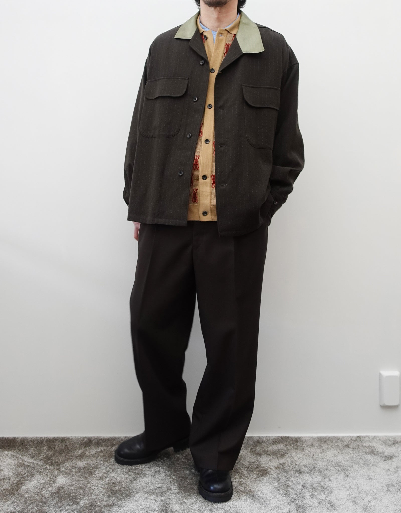 NEZU YO-HINTEN(根津洋品店) ウール シルク ボードシャツ ストライプ ダークカーキ ストライプ ボックスシルエット 通販 184cm着画 スタイリング チベタンタイガーニット セレクトショップ VOUILLON