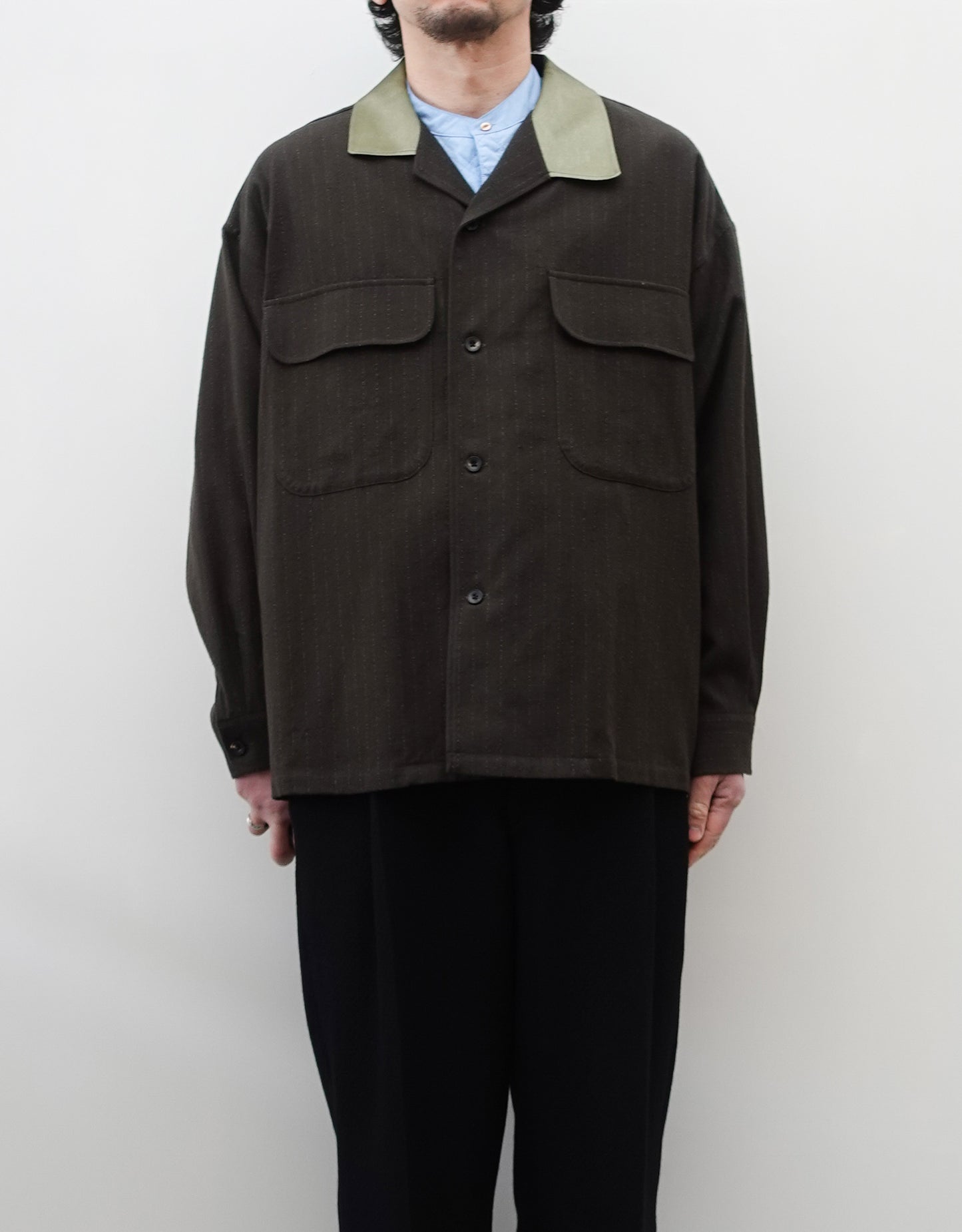 NEZU YO-HINTEN(根津洋品店) ウール シルク ボードシャツ ストライプ ダークカーキ ストライプ ボックスシルエット 通販 184cm着画 上半身 正面 セレクトショップ VOUILLON