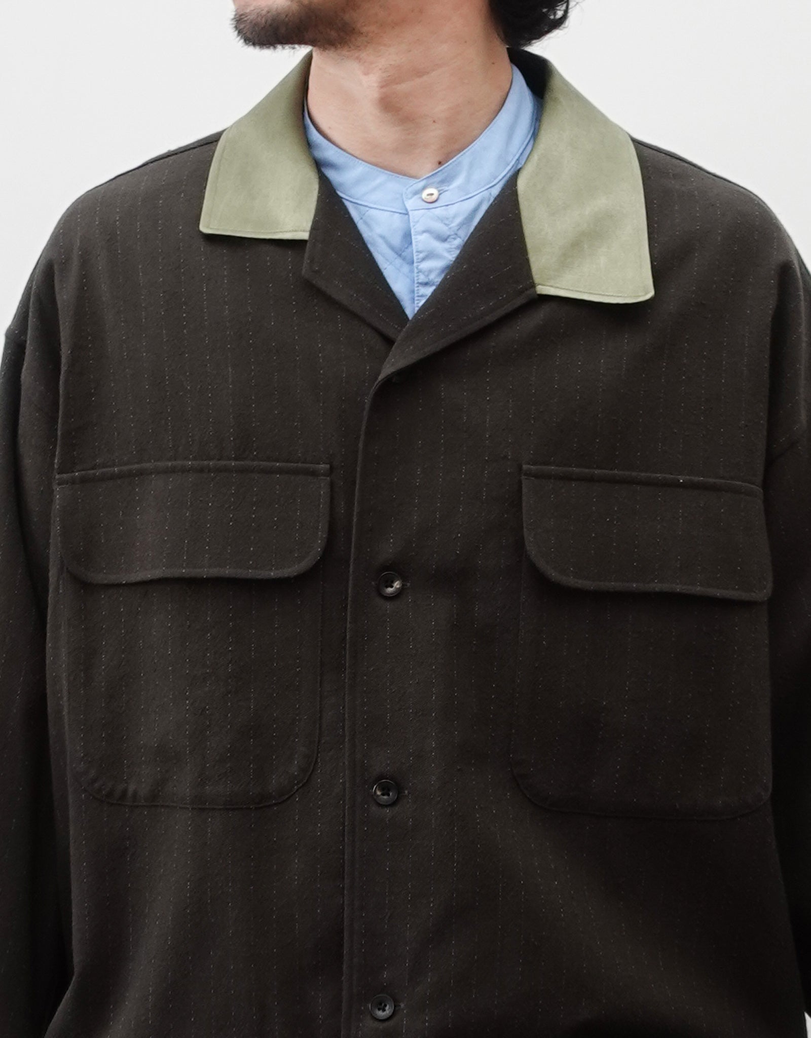 NEZU YO-HINTEN(根津洋品店) ウール シルク ボードシャツ ストライプ ダークカーキ ストライプ ボックスシルエット 通販 184cm着用イメージ 正面 セレクトショップ VOUILLON