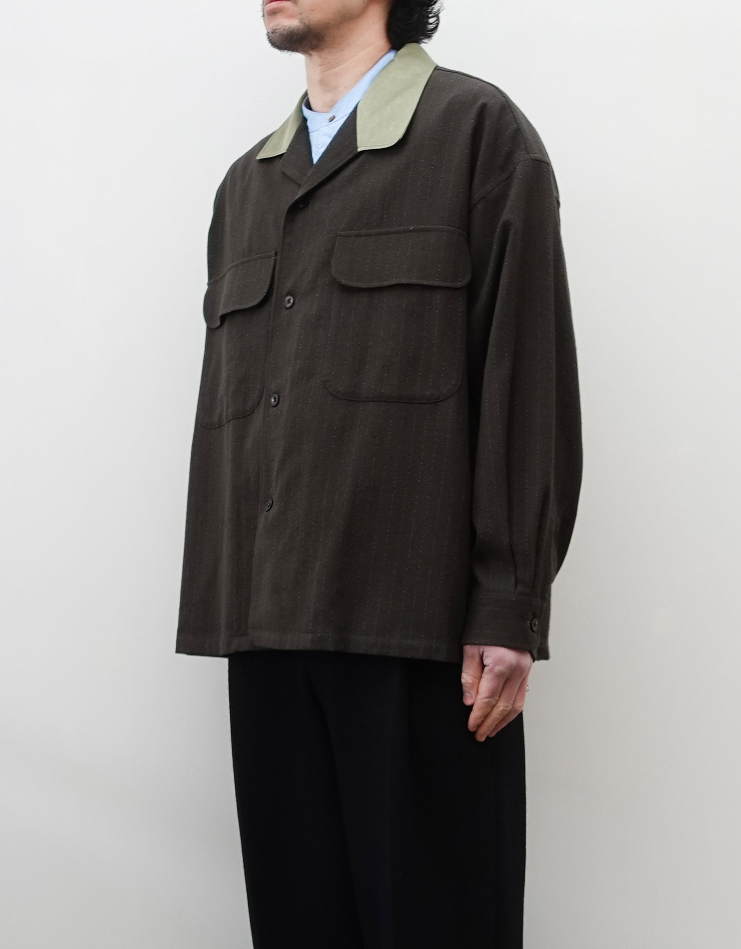 NEZU YO-HINTEN(根津洋品店) ウール シルク ボードシャツ ストライプ ダークカーキ ストライプ ボックスシルエット 通販 184cm着画 上半身 右斜め前向き セレクトショップ VOUILLON